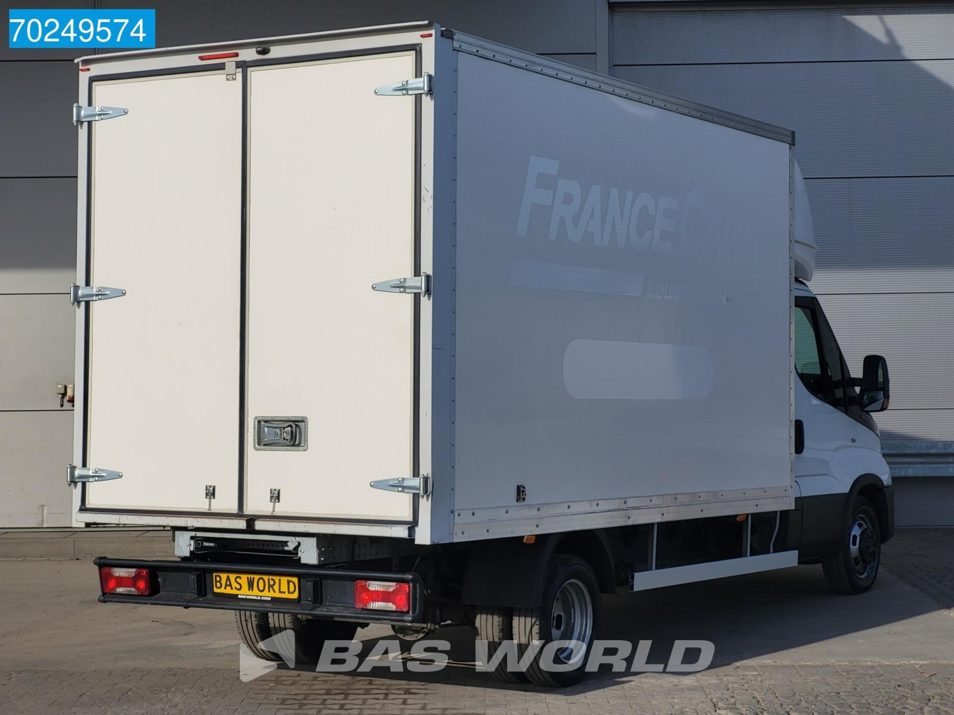 Foto 5 van Iveco Daily 35C16 3.0L 160PK Bakwagen met Achterdeuren Airco Camera Cruise Meubelbak Koffer Gesloten laadbak Airco Cruise control