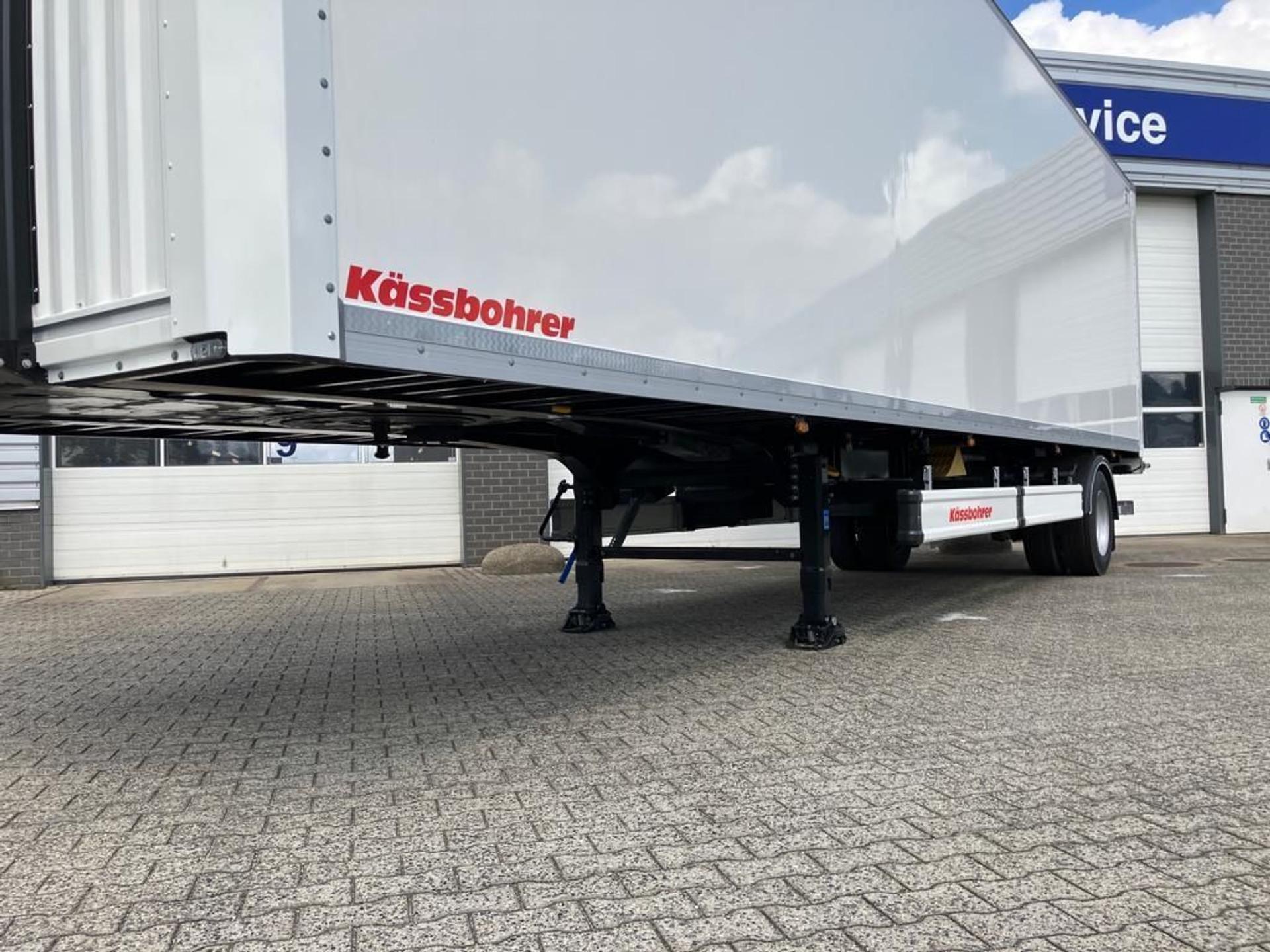 Foto 10 van Kässbohrer SBT CS / 20-12 / 10 - Gesloten city-oplegger achter-sluitende laadklep en Tridec stuuras