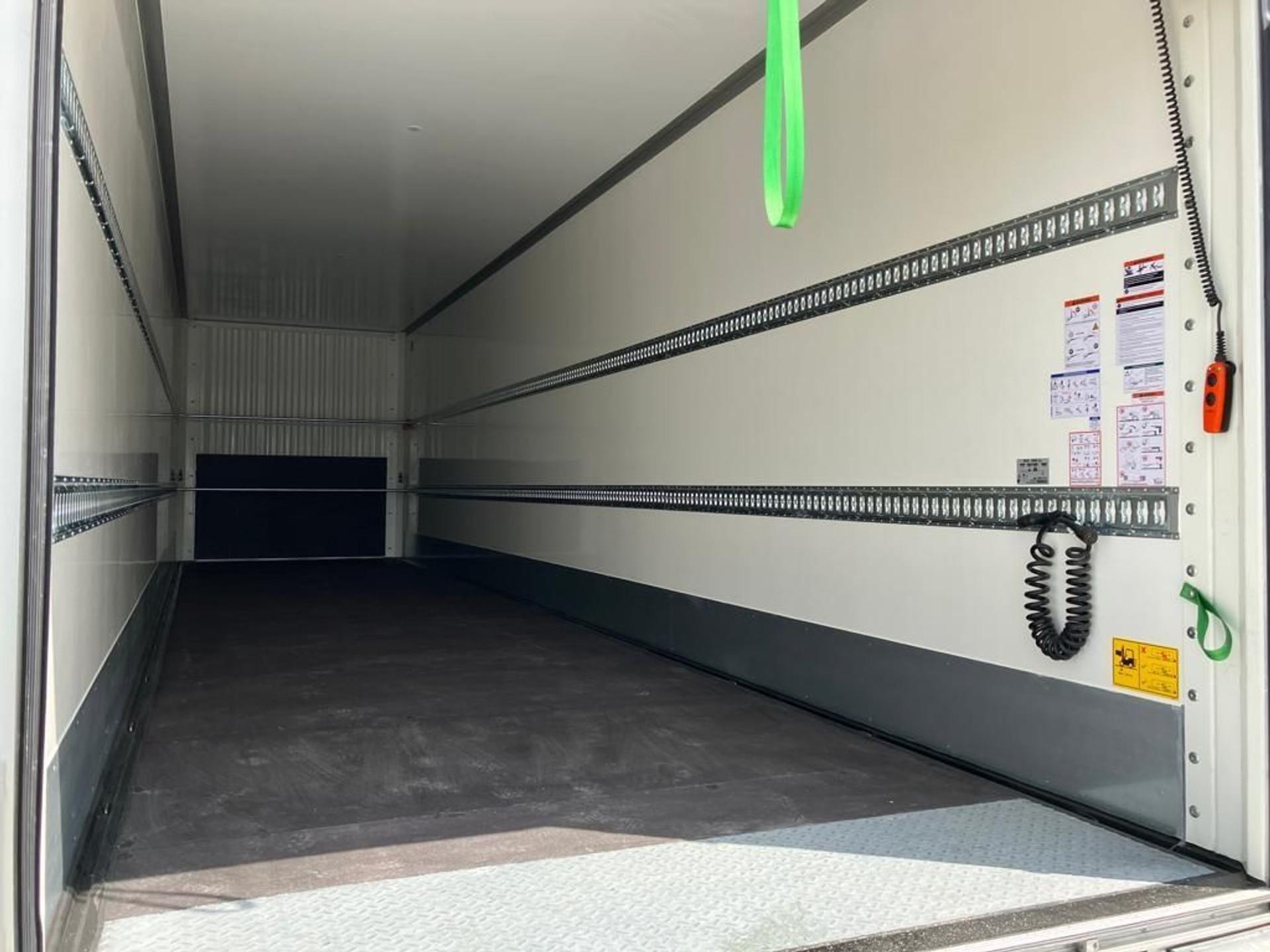 Foto 11 van Kässbohrer SBT CS / 20-12 / 10 - Gesloten city-oplegger achter-sluitende laadklep en Tridec stuuras