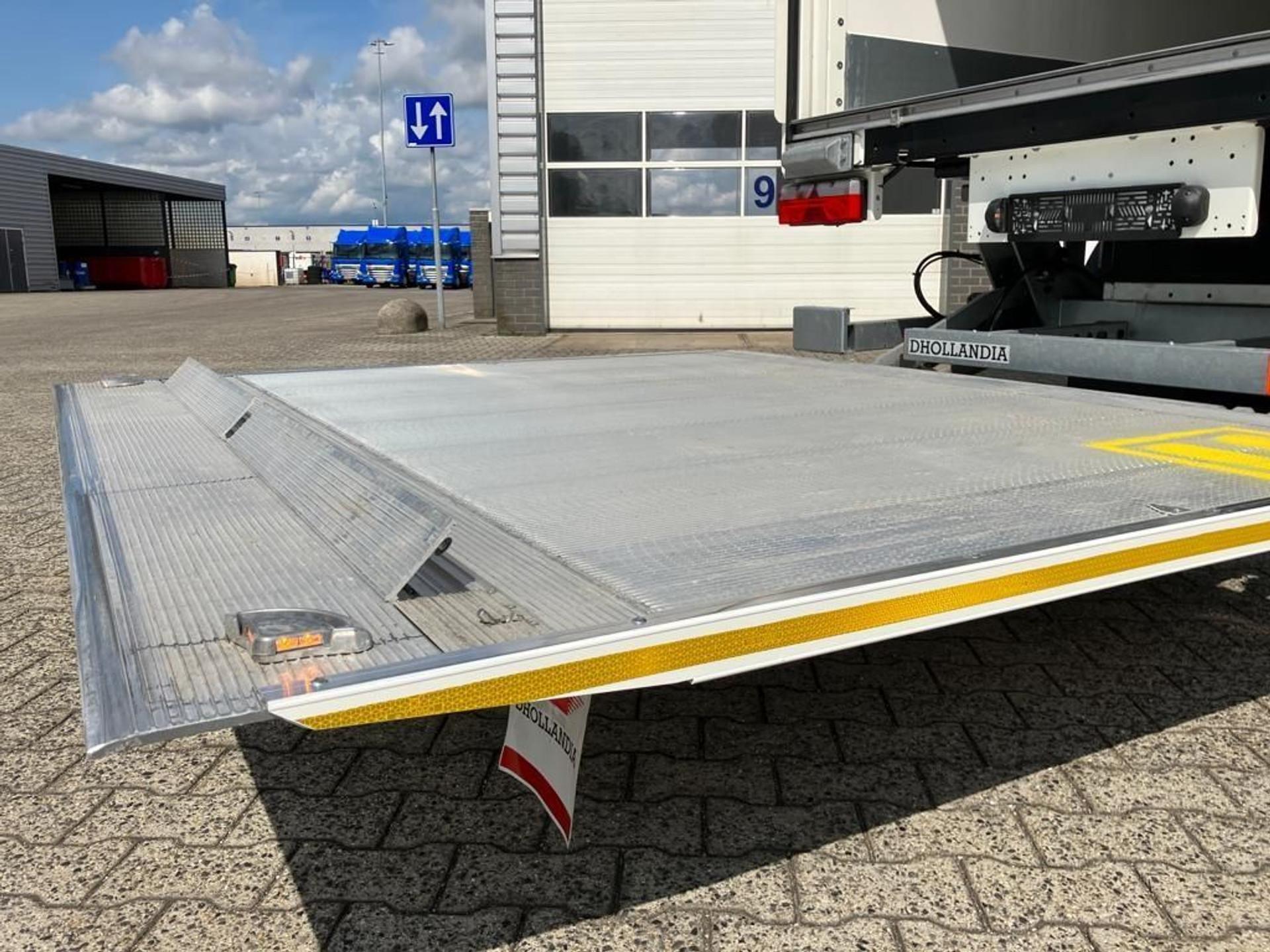 Foto 14 van Kässbohrer SBT CS / 20-12 / 10 - Gesloten city-oplegger achter-sluitende laadklep en Tridec stuuras