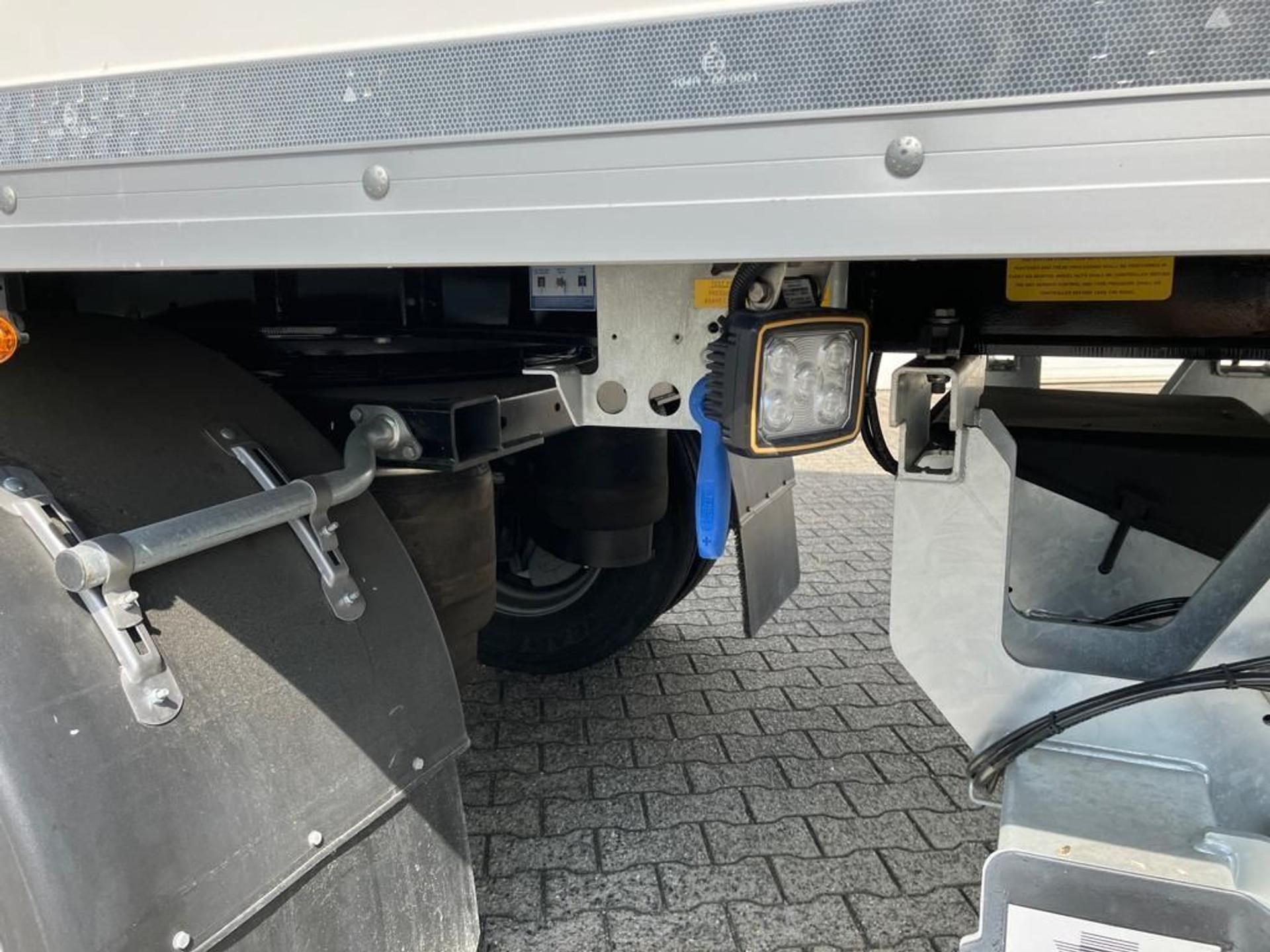 Foto 19 van Kässbohrer SBT CS / 20-12 / 10 - Gesloten city-oplegger achter-sluitende laadklep en Tridec stuuras