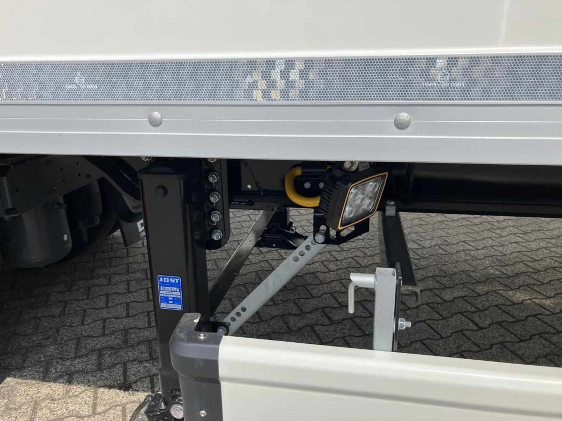 Foto 20 van Kässbohrer SBT CS / 20-12 / 10 - Gesloten city-oplegger achter-sluitende laadklep en Tridec stuuras