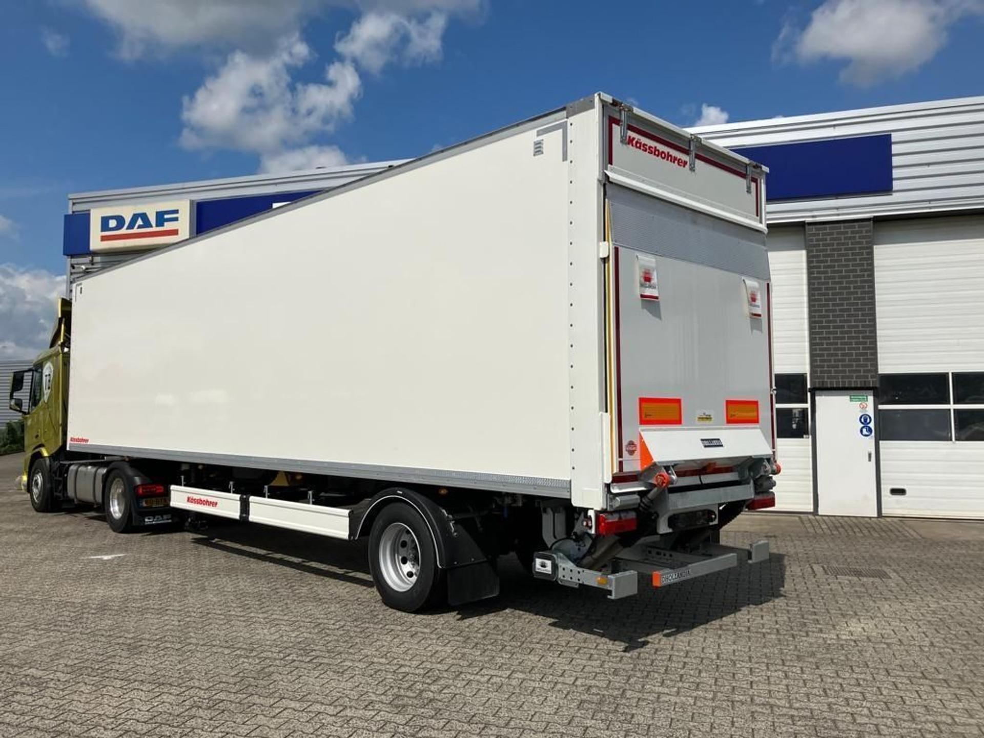 Foto 4 van Kässbohrer SBT CS / 20-12 / 10 - Gesloten city-oplegger achter-sluitende laadklep en Tridec stuuras