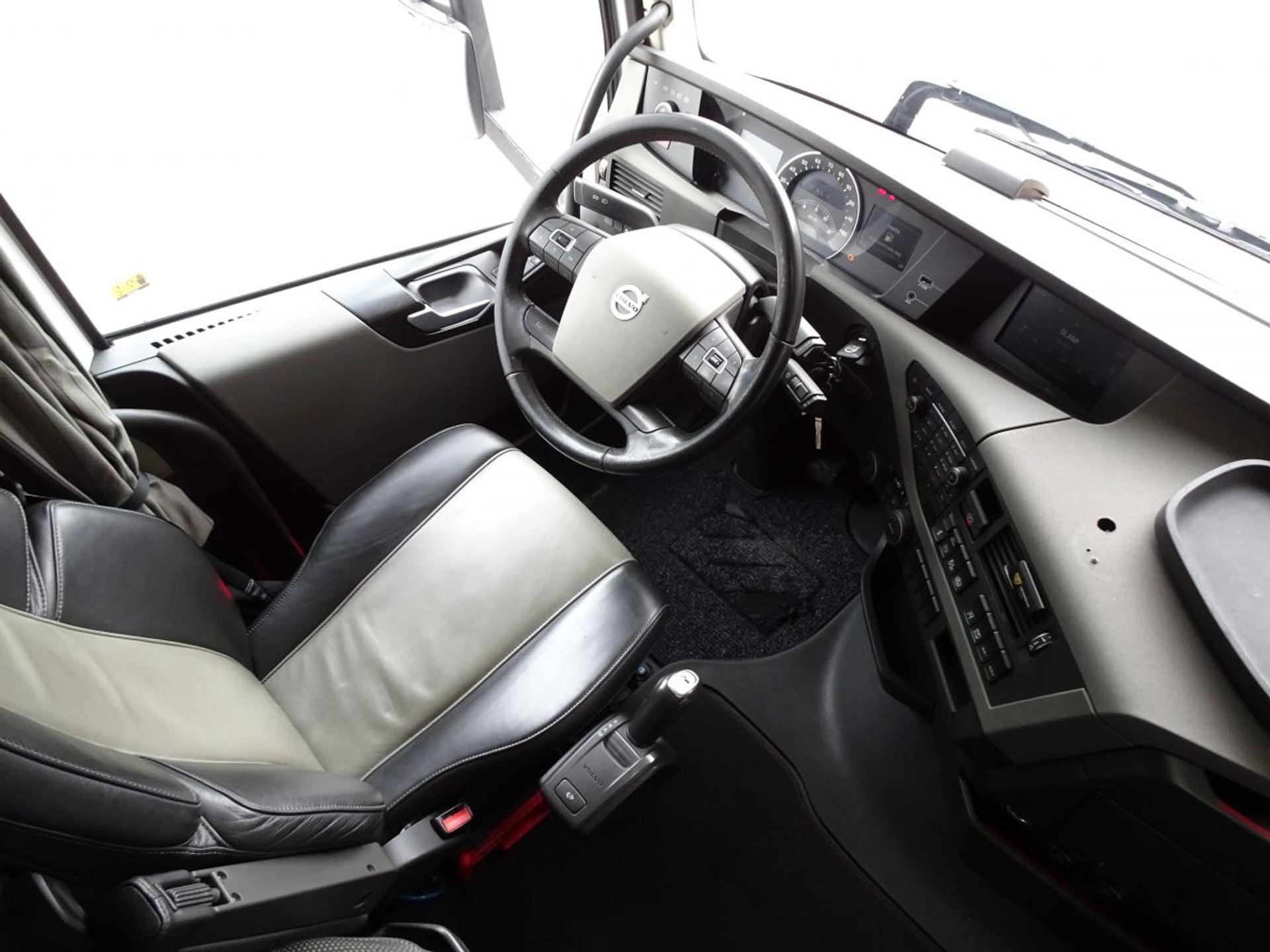 Foto 10 van Volvo FH 500 GLOBE XL / I-PARK COOL / 2 TANKS / NL TRUCK!