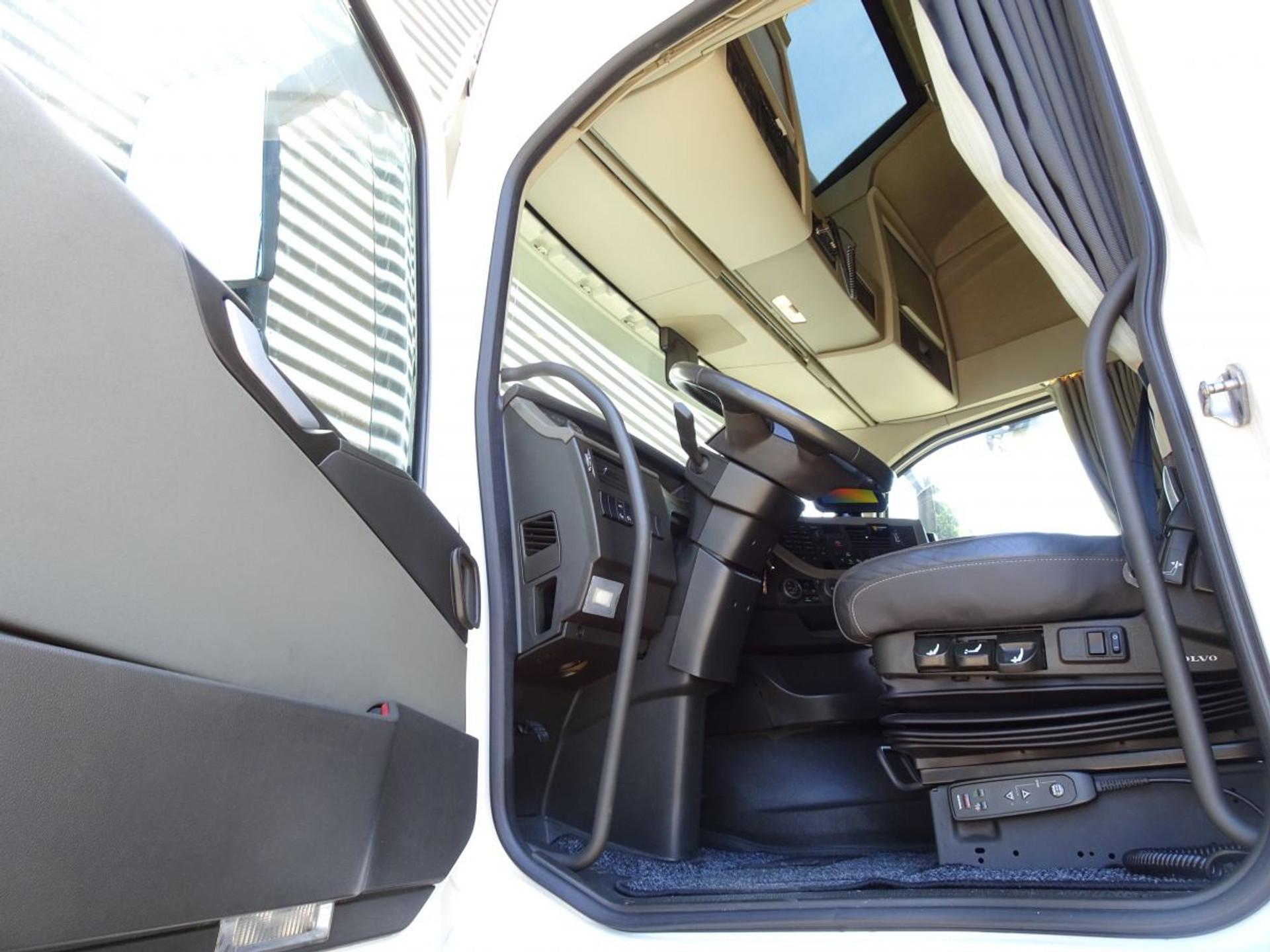 Foto 16 van Volvo FH 500 GLOBE XL / I-PARK COOL / 2 TANKS / NL TRUCK!