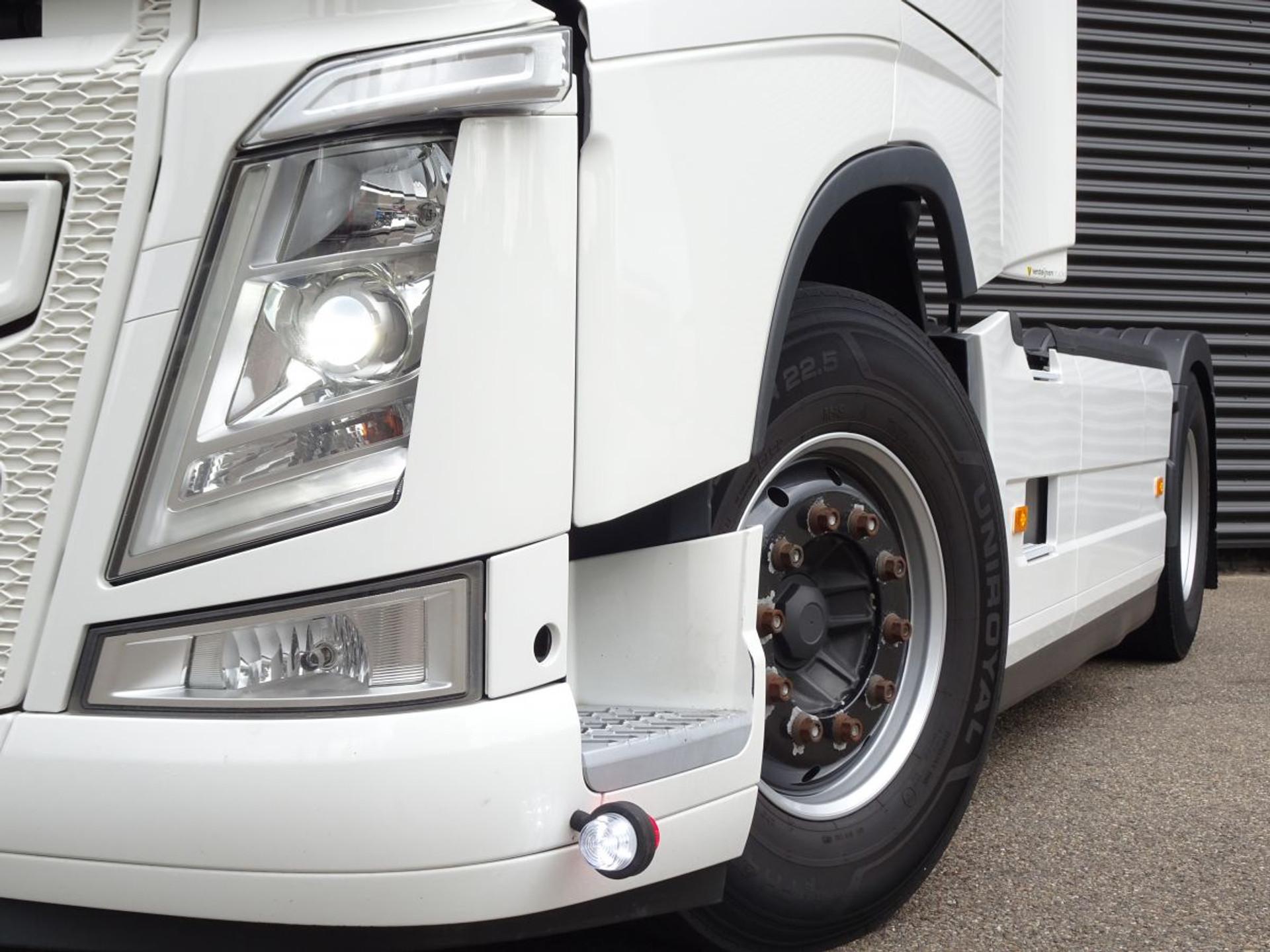 Foto 2 van Volvo FH 500 GLOBE XL / I-PARK COOL / 2 TANKS / NL TRUCK!