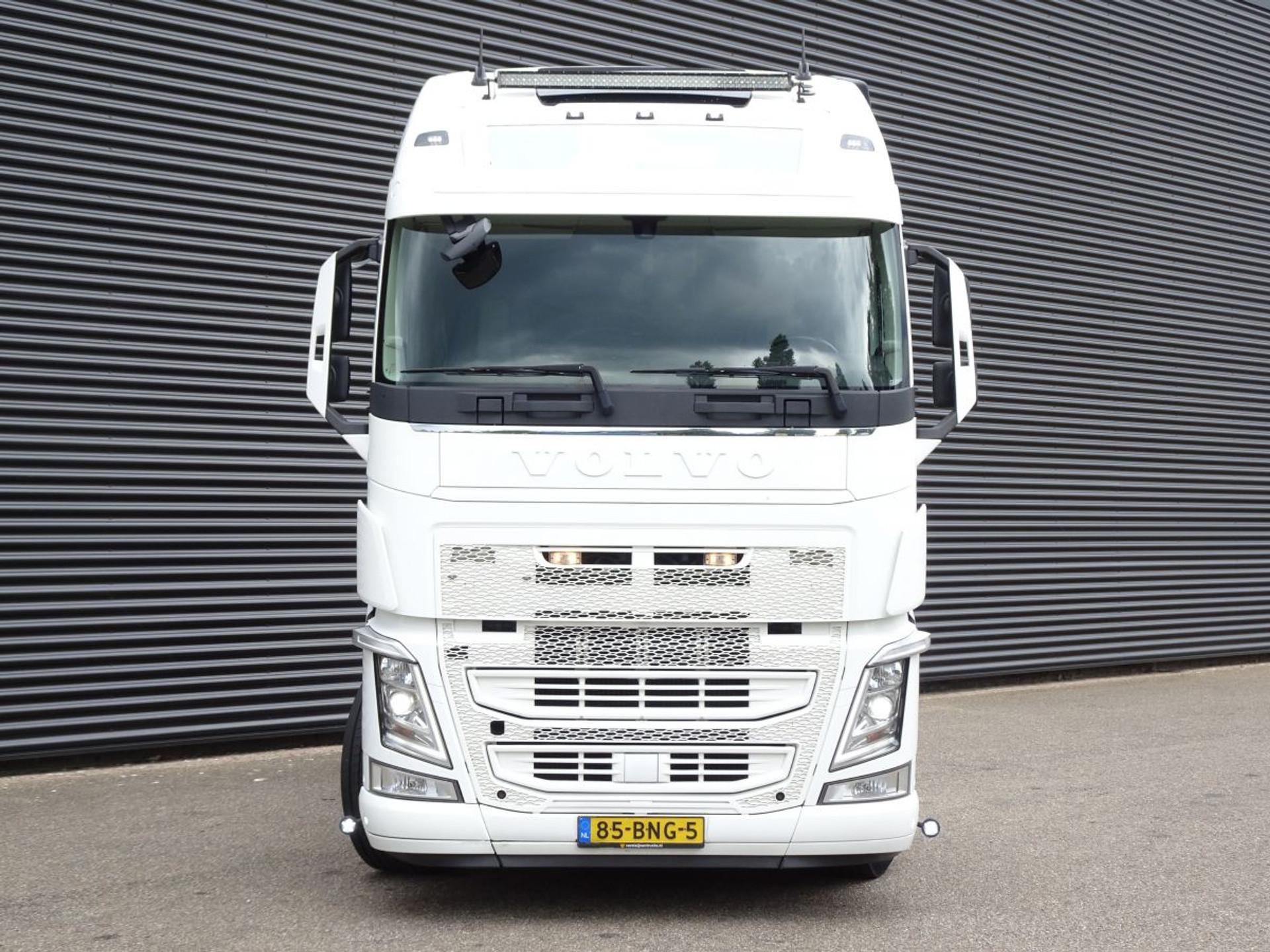 Foto 3 van Volvo FH 500 GLOBE XL / I-PARK COOL / 2 TANKS / NL TRUCK!