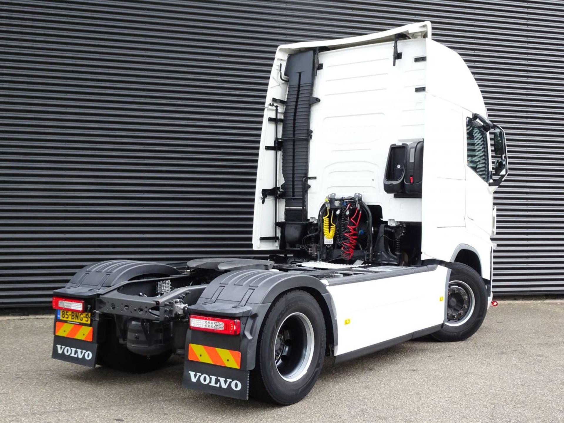 Foto 4 van Volvo FH 500 GLOBE XL / I-PARK COOL / 2 TANKS / NL TRUCK!