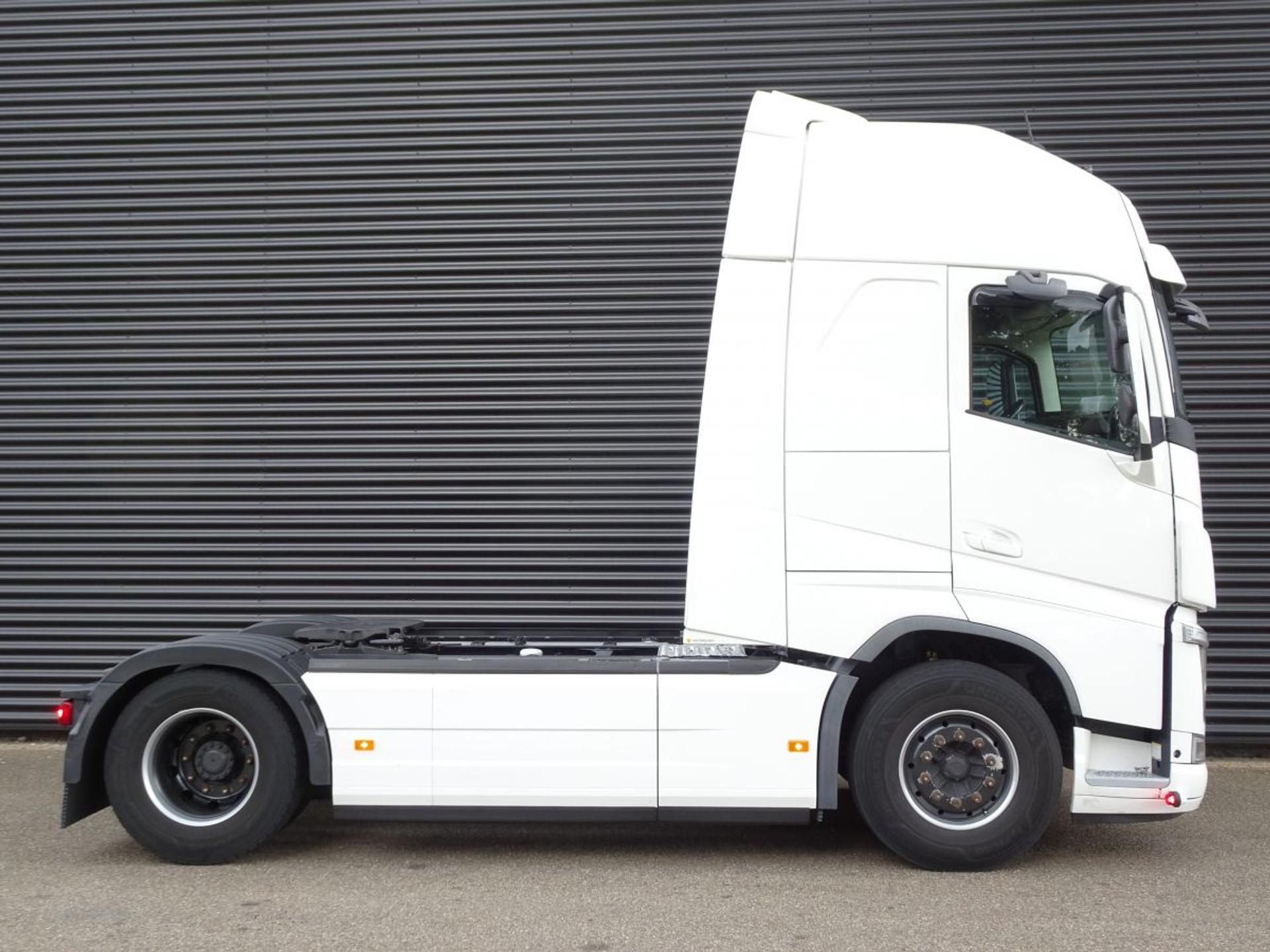Foto 5 van Volvo FH 500 GLOBE XL / I-PARK COOL / 2 TANKS / NL TRUCK!
