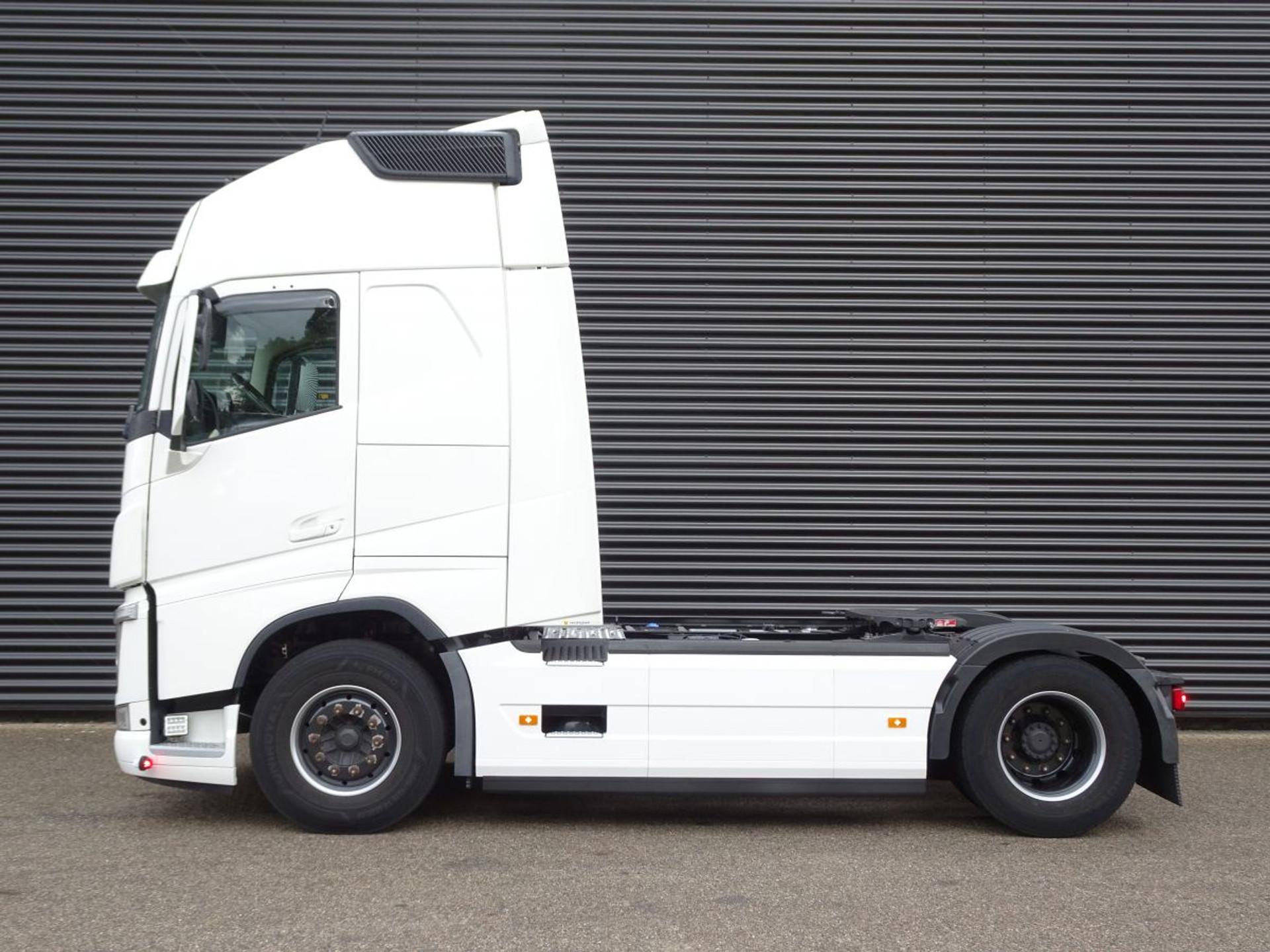 Foto 6 van Volvo FH 500 GLOBE XL / I-PARK COOL / 2 TANKS / NL TRUCK!