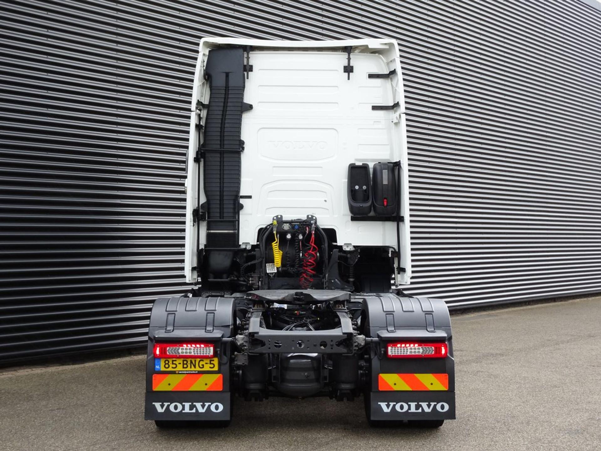 Foto 7 van Volvo FH 500 GLOBE XL / I-PARK COOL / 2 TANKS / NL TRUCK!