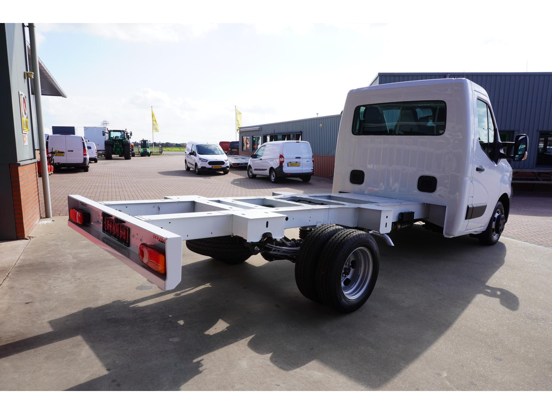 Foto 2 van Renault Master T35 2.3 dCi 165PK L3 Dubbel lucht Energy Chassis cabine