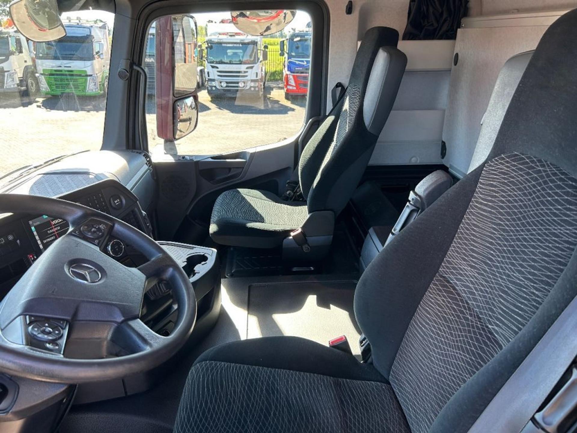 Foto 8 van Mercedes-Benz AROCS 3242 8x4 Euro 6 FASSI F 660 RA.2.26 HE-Dynamic + JIB & Whinch