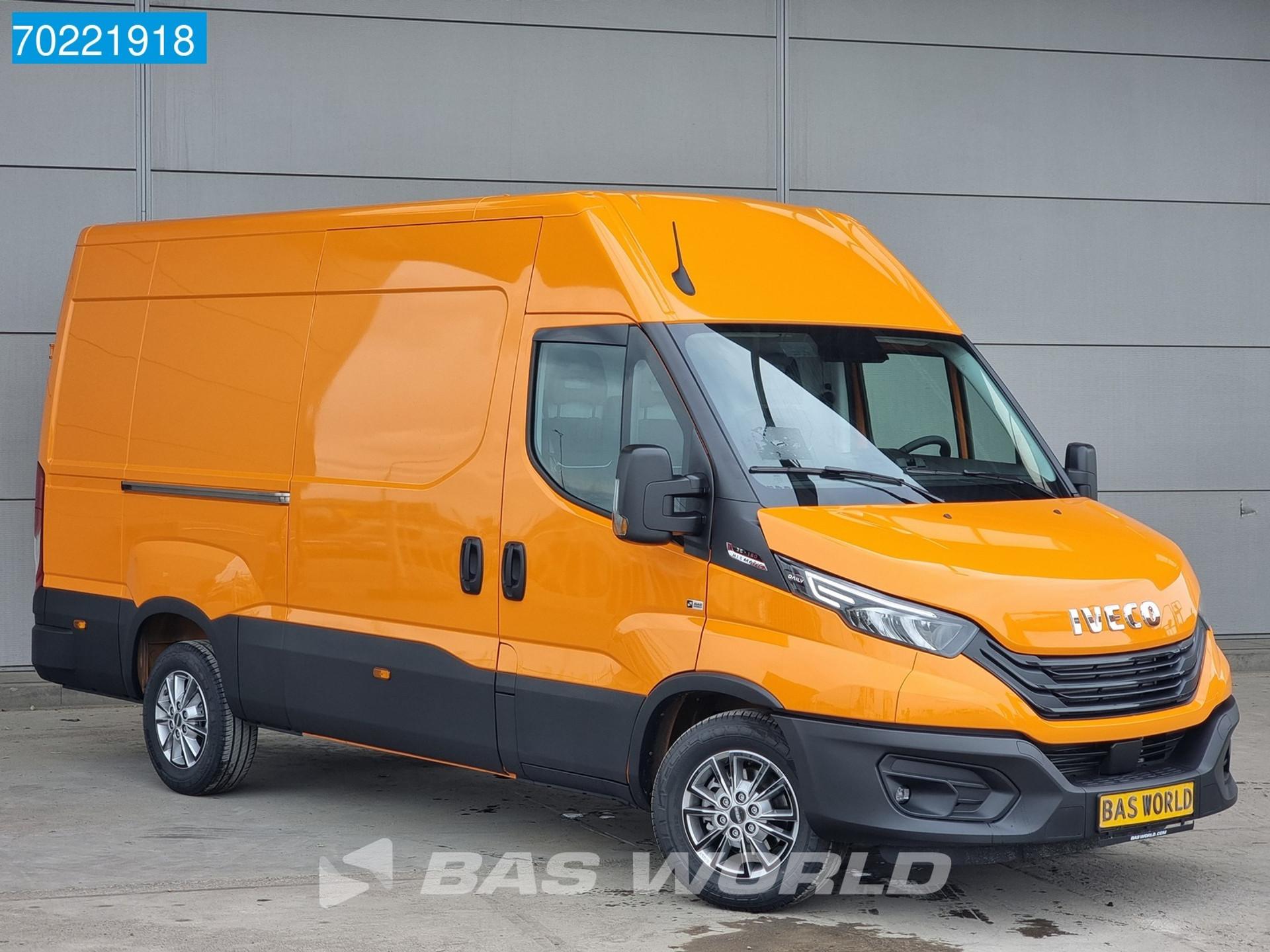 Foto 3 van Iveco 35S18 3.0L 180PK Automaat Navi ACC Camera LM Velgen 12m3 Airco