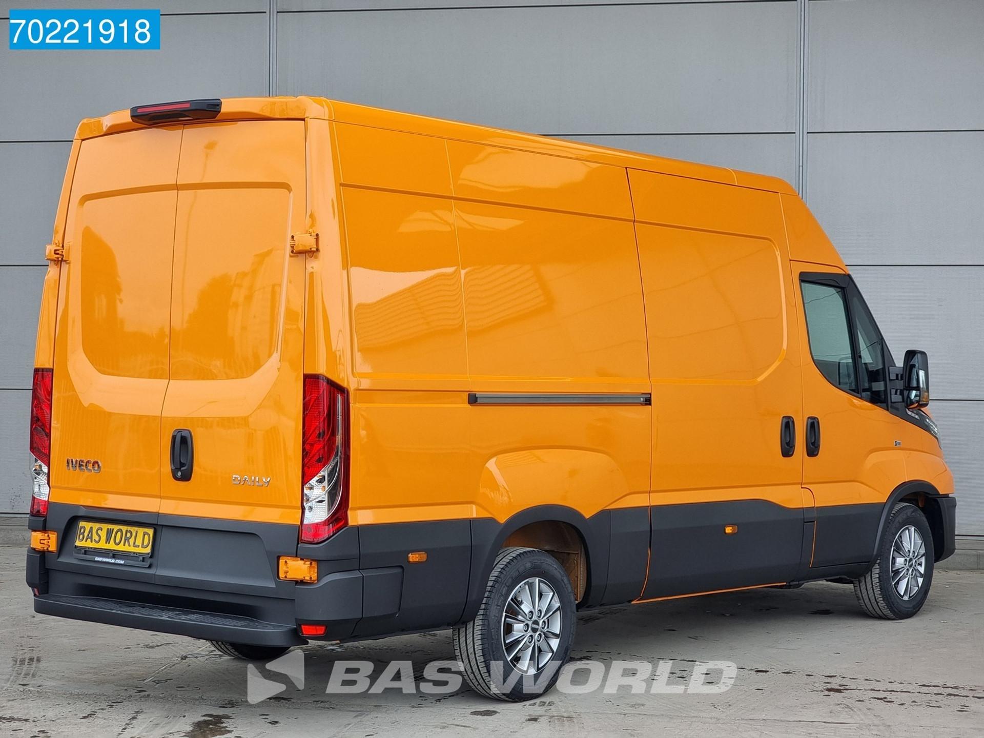 Foto 5 van Iveco 35S18 3.0L 180PK Automaat Navi ACC Camera LM Velgen 12m3 Airco