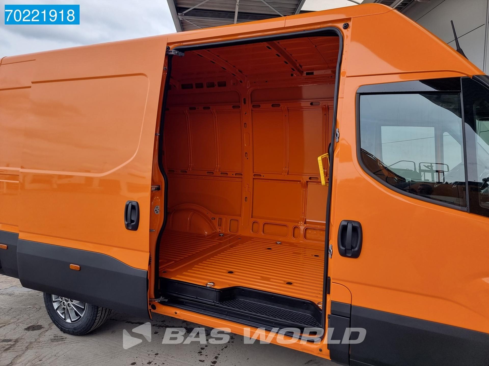 Foto 6 van Iveco 35S18 3.0L 180PK Automaat Navi ACC Camera LM Velgen 12m3 Airco