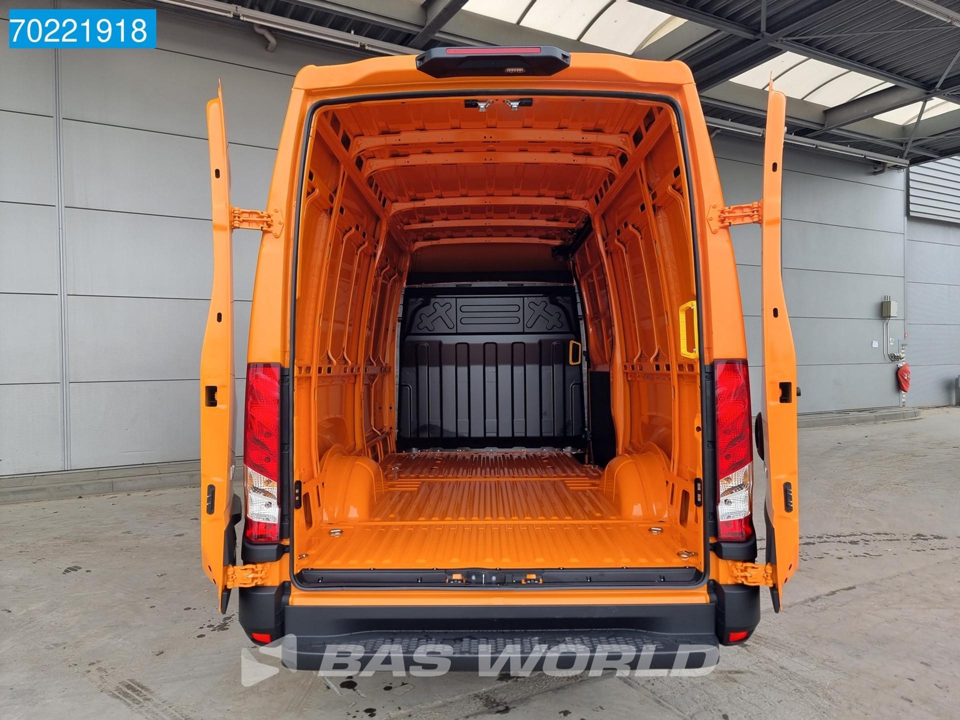 Foto 7 van Iveco 35S18 3.0L 180PK Automaat Navi ACC Camera LM Velgen 12m3 Airco