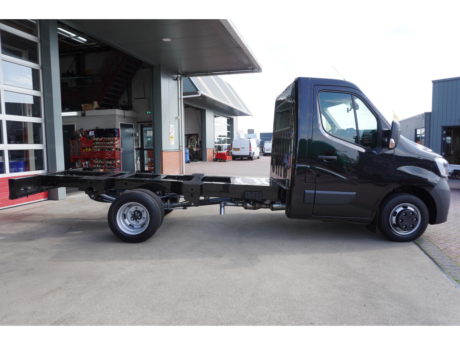 Foto 3 van Renault Master T35 2.3 dCi 165PK L3 Chassis Cabine Dubbellucht