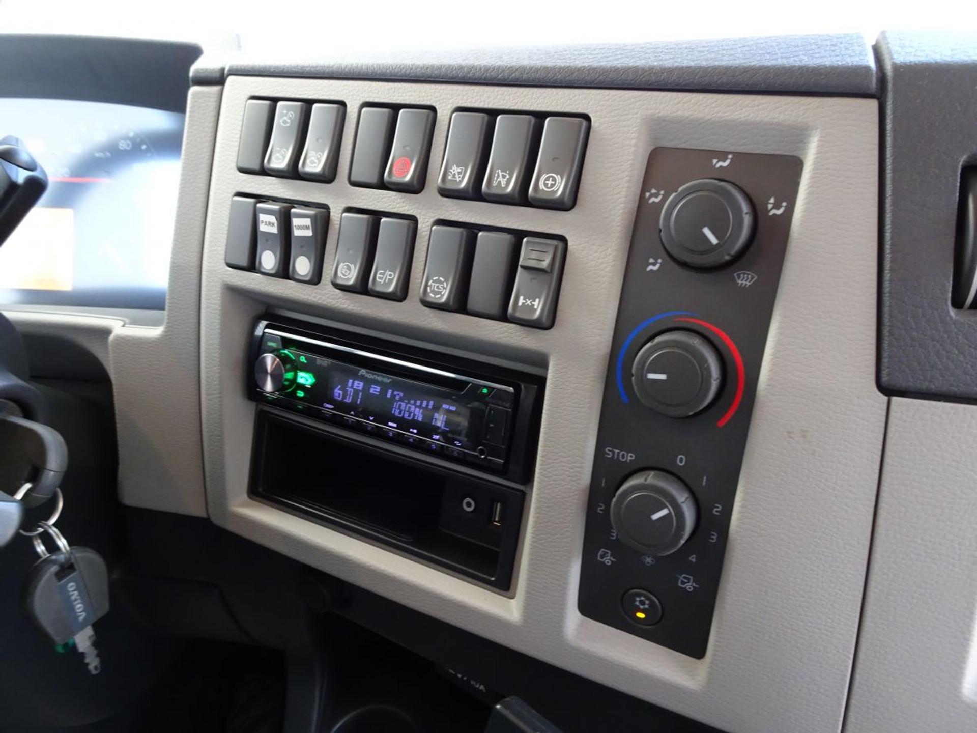 Foto 12 van Volvo FE 320 EURO 6 / BOX - SIDE DOORS / ISOLATED / LIFT