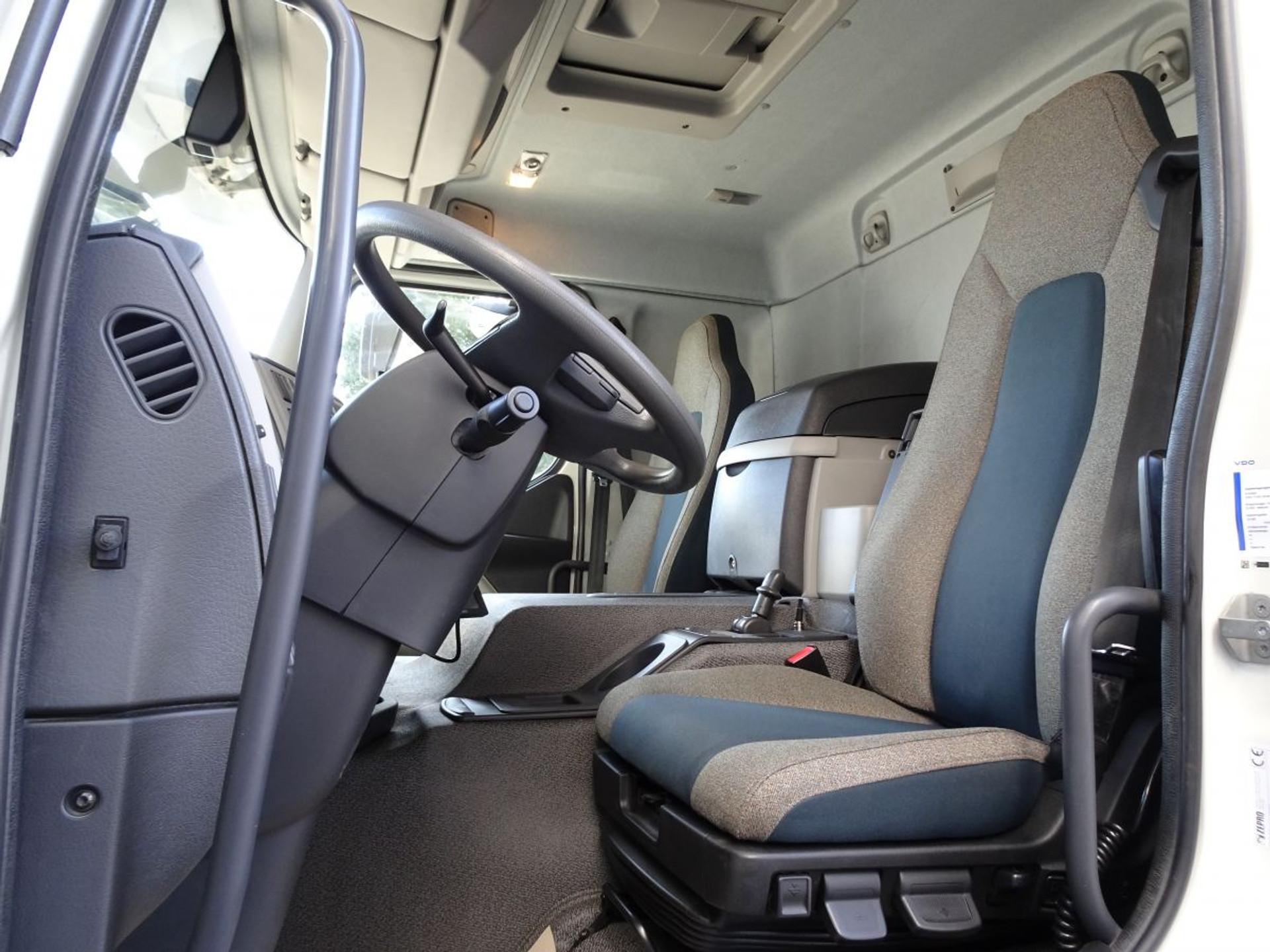 Foto 14 van Volvo FE 320 EURO 6 / BOX - SIDE DOORS / ISOLATED / LIFT