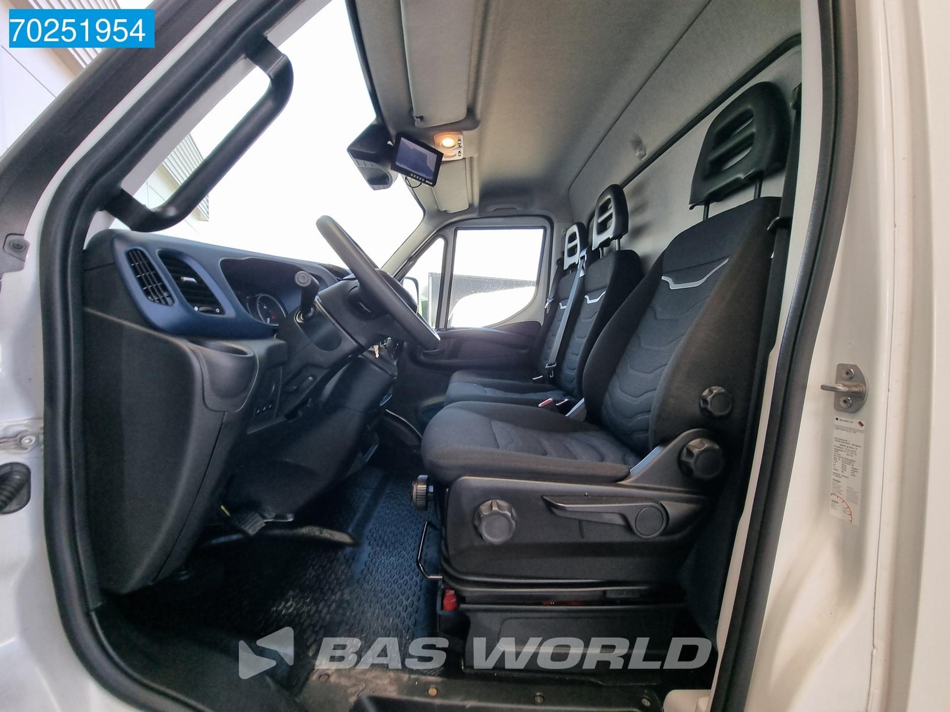 Foto 22 van Iveco 72C21 Automaat 7Tons Bakwagen met Laadklep Luchtvering Camera Meubelbak Koffer 35m3 Airco Cruise control