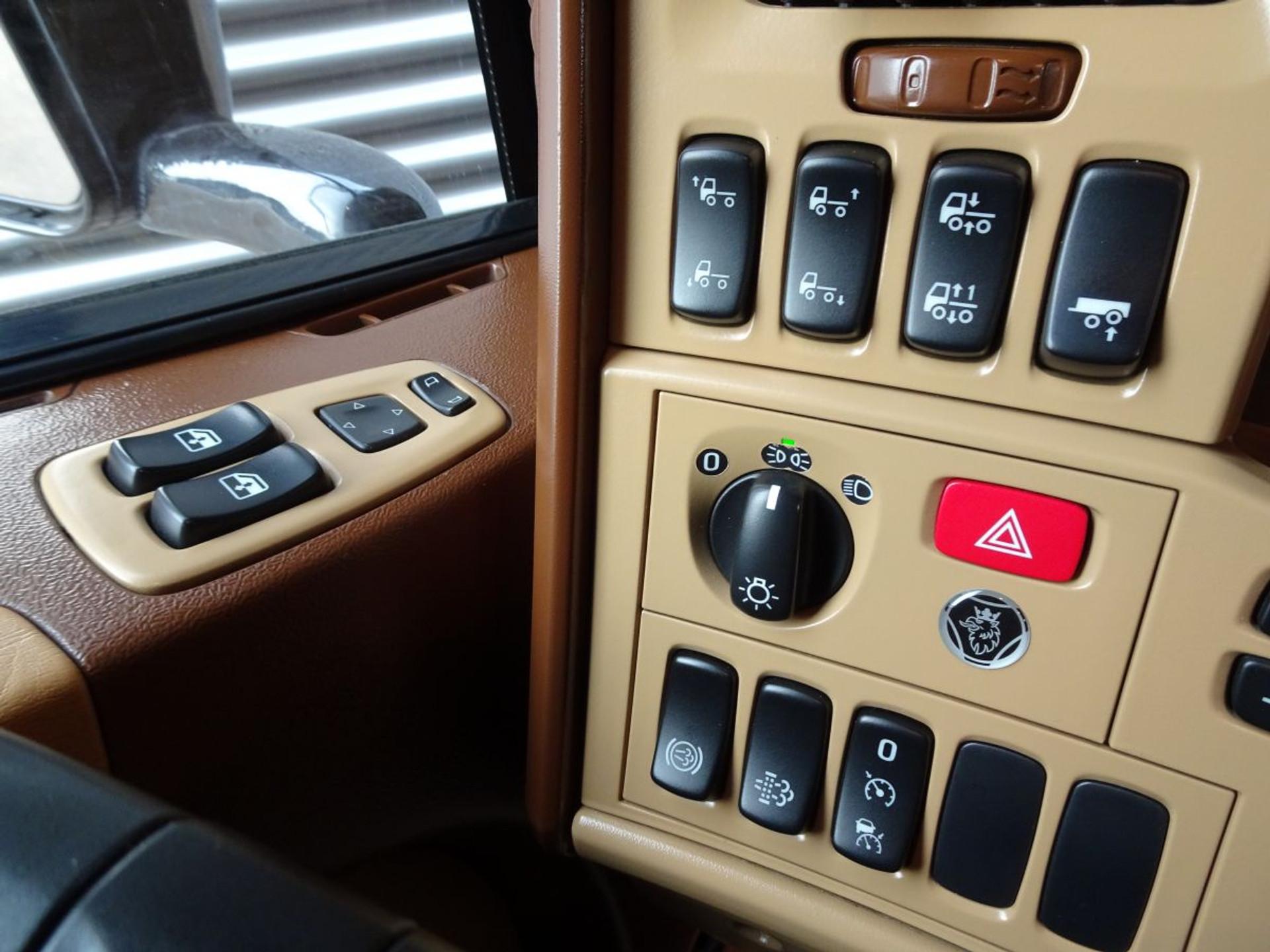 Foto 13 van Scania R580 V8 4x2 / FULL AIR / MANUAL / RETARDER / SHOW
