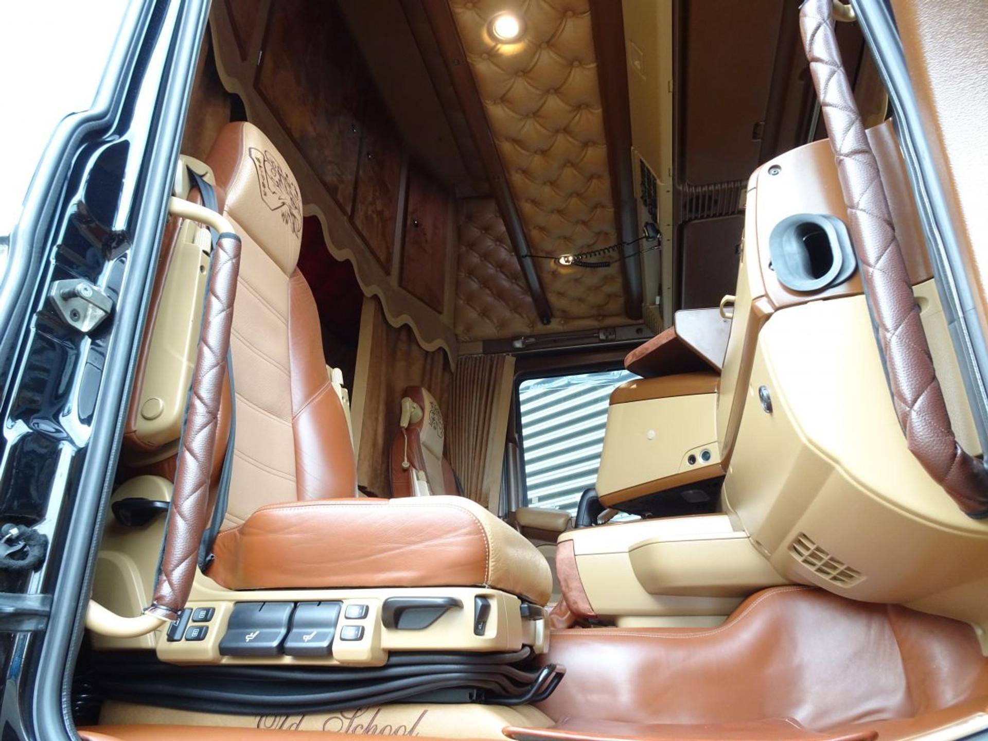 Foto 15 van Scania R580 V8 4x2 / FULL AIR / MANUAL / RETARDER / SHOW