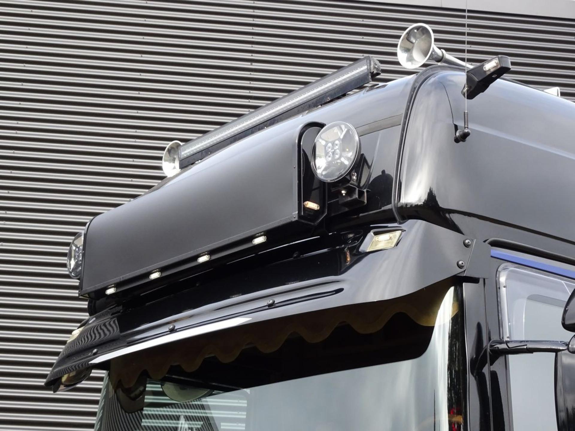 Foto 17 van Scania R580 V8 4x2 / FULL AIR / MANUAL / RETARDER / SHOW