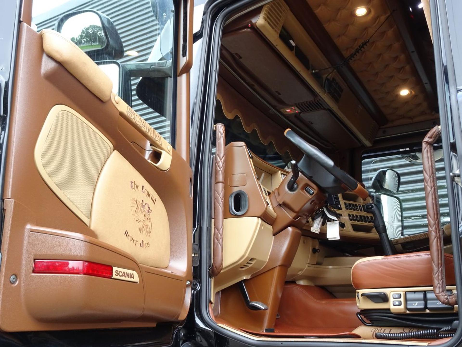 Foto 7 van Scania R580 V8 4x2 / FULL AIR / MANUAL / RETARDER / SHOW