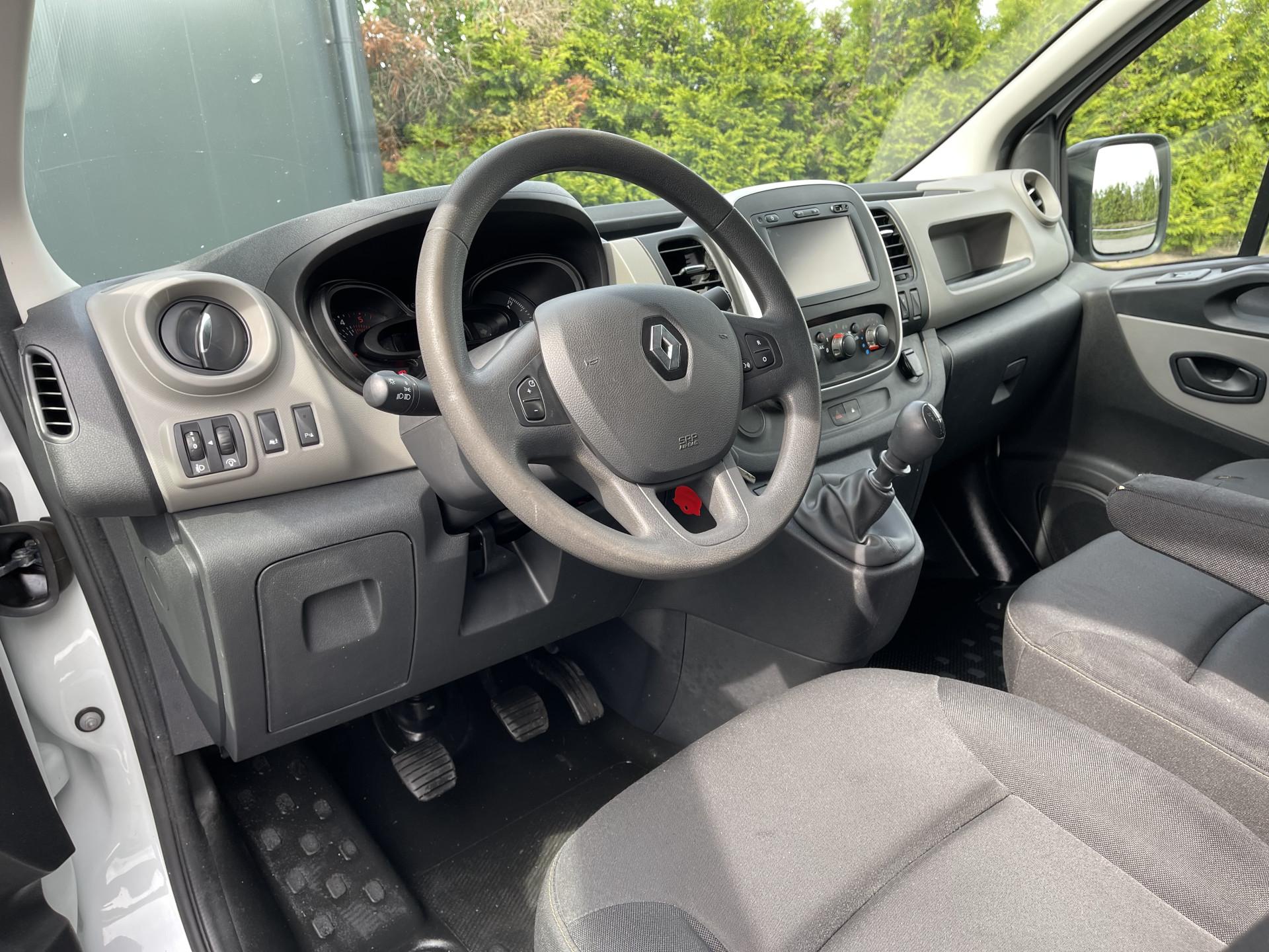 Foto 6 van Renault 1.6 dCi 122 PK / L2H1 / 1e EIG. / TREKHAAK / IMPERIAAL / AIRCO / CRUISE / NAVI / 3-ZITS