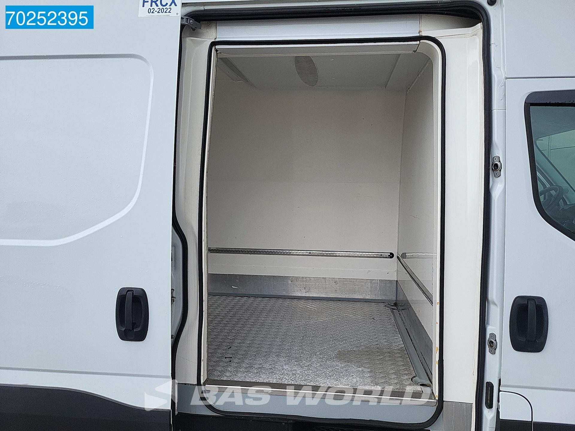 Foto 7 van Iveco 35S17 3.0L Automaat Vries Koelwagen Kerstner 230V stekker Koeler Koel Kühlkasten Vriezer 9m3 Airco