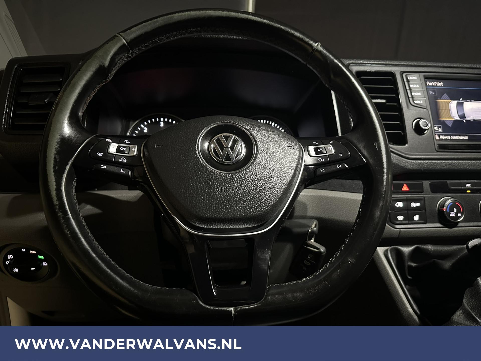 Foto 9 van Volkswagen 35 2.0 TDI 140pk L3H3 L2H2 inrichting Euro6 Airco | 3000kg Trekhaak | Navigatie