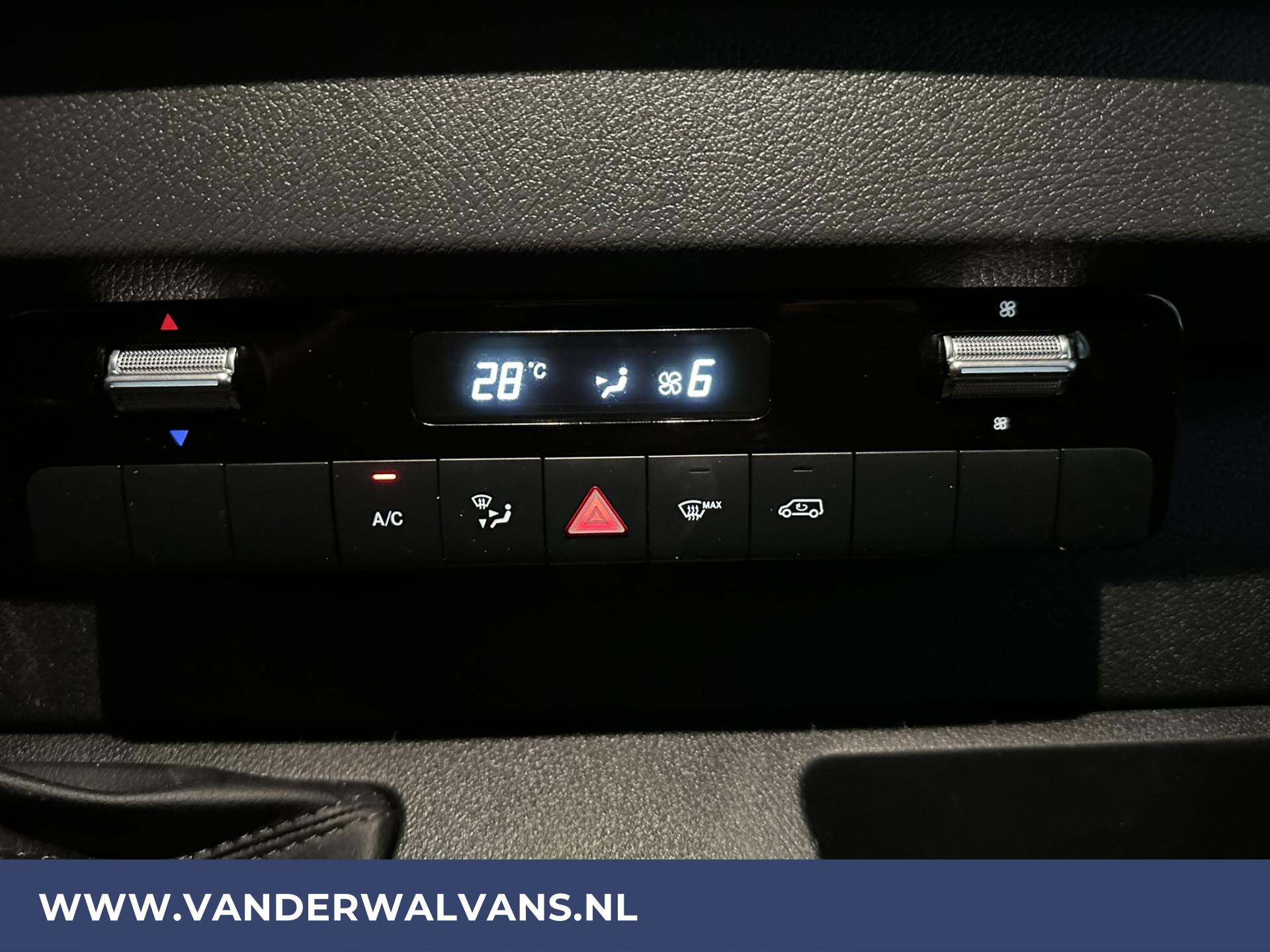 Foto 4 van Mercedes-Benz Sprinter 317 CDI 170pk L3H2 Euro6 Airco | Trekhaak | Camera | Navigatie | Cruisecontrol