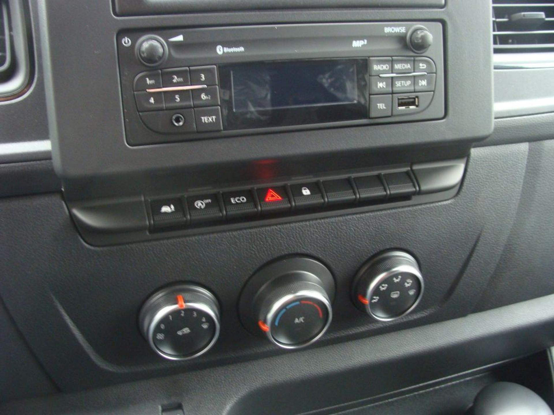 Foto 11 van Renault Master 145.35 EURO 6 L3H2 DL LUXE DUBBELE CABINE 6 PERSOONS - VSL-47-N - RED EDITION