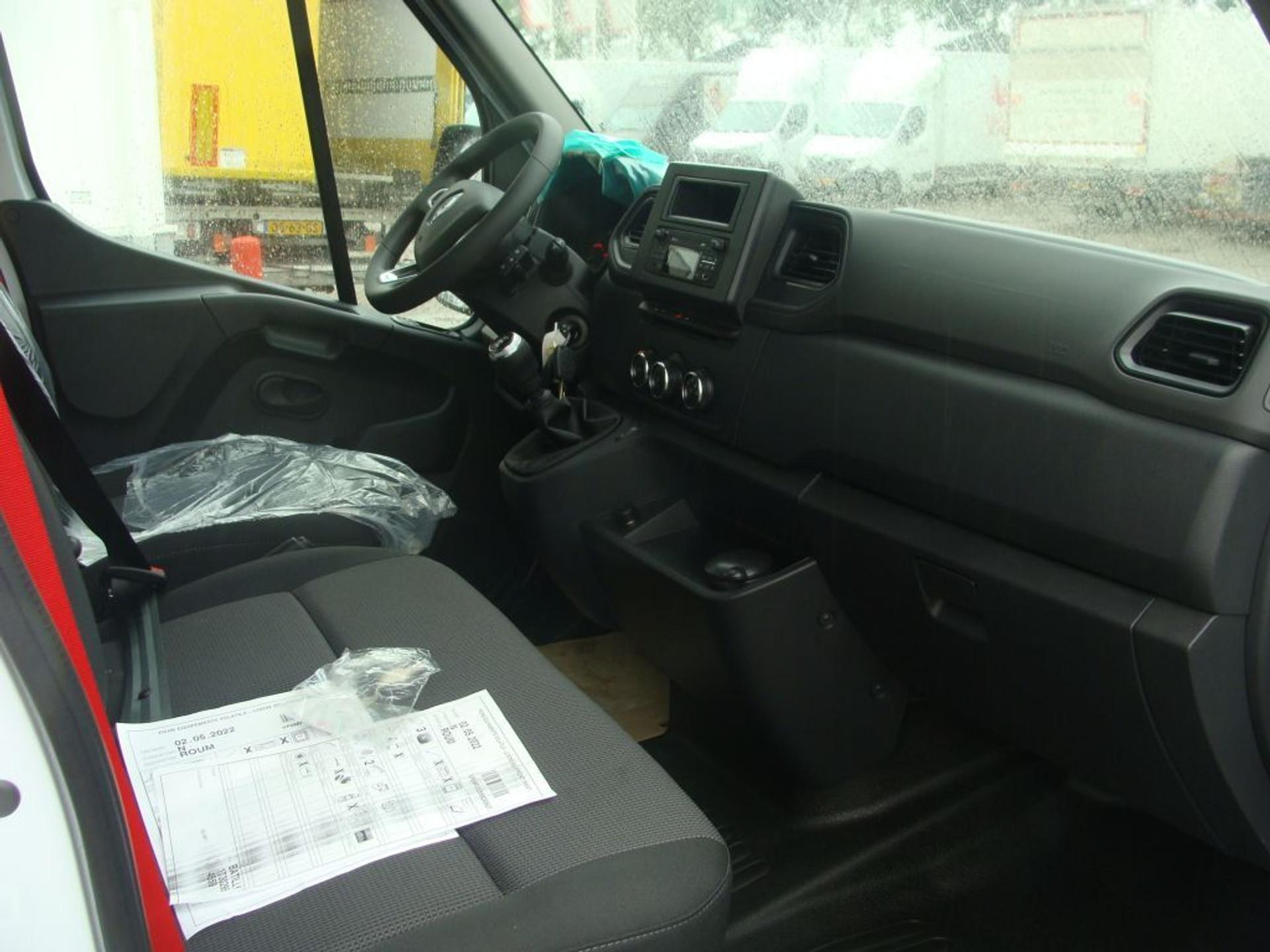 Foto 12 van Renault Master 145.35 EURO 6 L3H2 DL LUXE DUBBELE CABINE 6 PERSOONS - VSL-47-N - RED EDITION