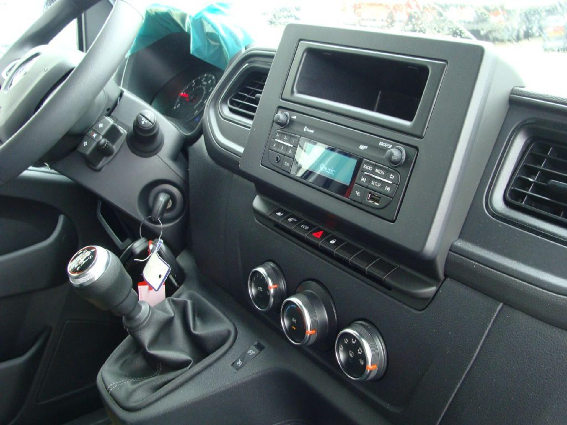 Foto 14 van Renault Master 145.35 EURO 6 L3H2 DL LUXE DUBBELE CABINE 6 PERSOONS - VSL-47-N - RED EDITION