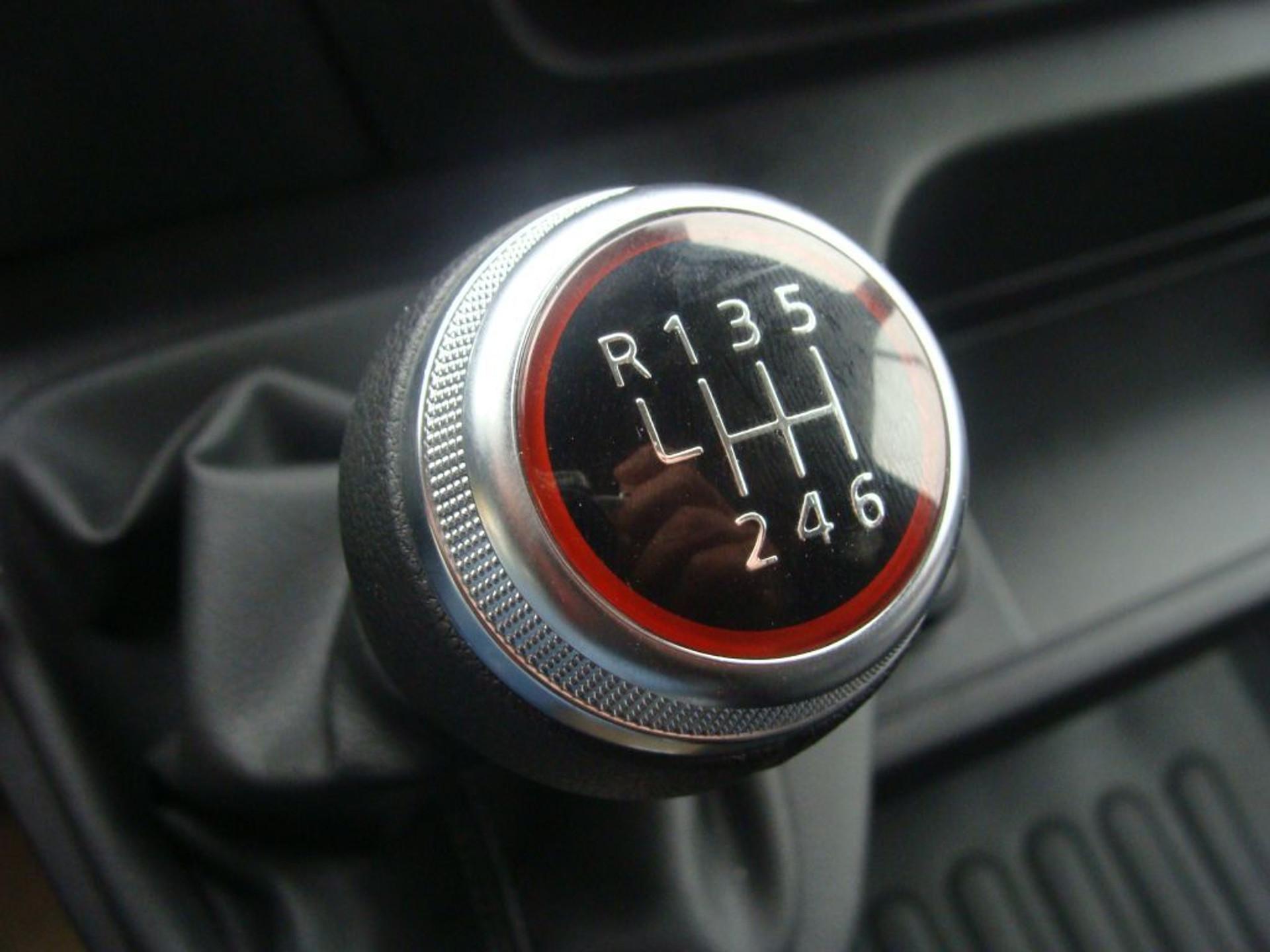 Foto 18 van Renault Master 145.35 EURO 6 L3H2 DL LUXE DUBBELE CABINE 6 PERSOONS - VSL-47-N - RED EDITION