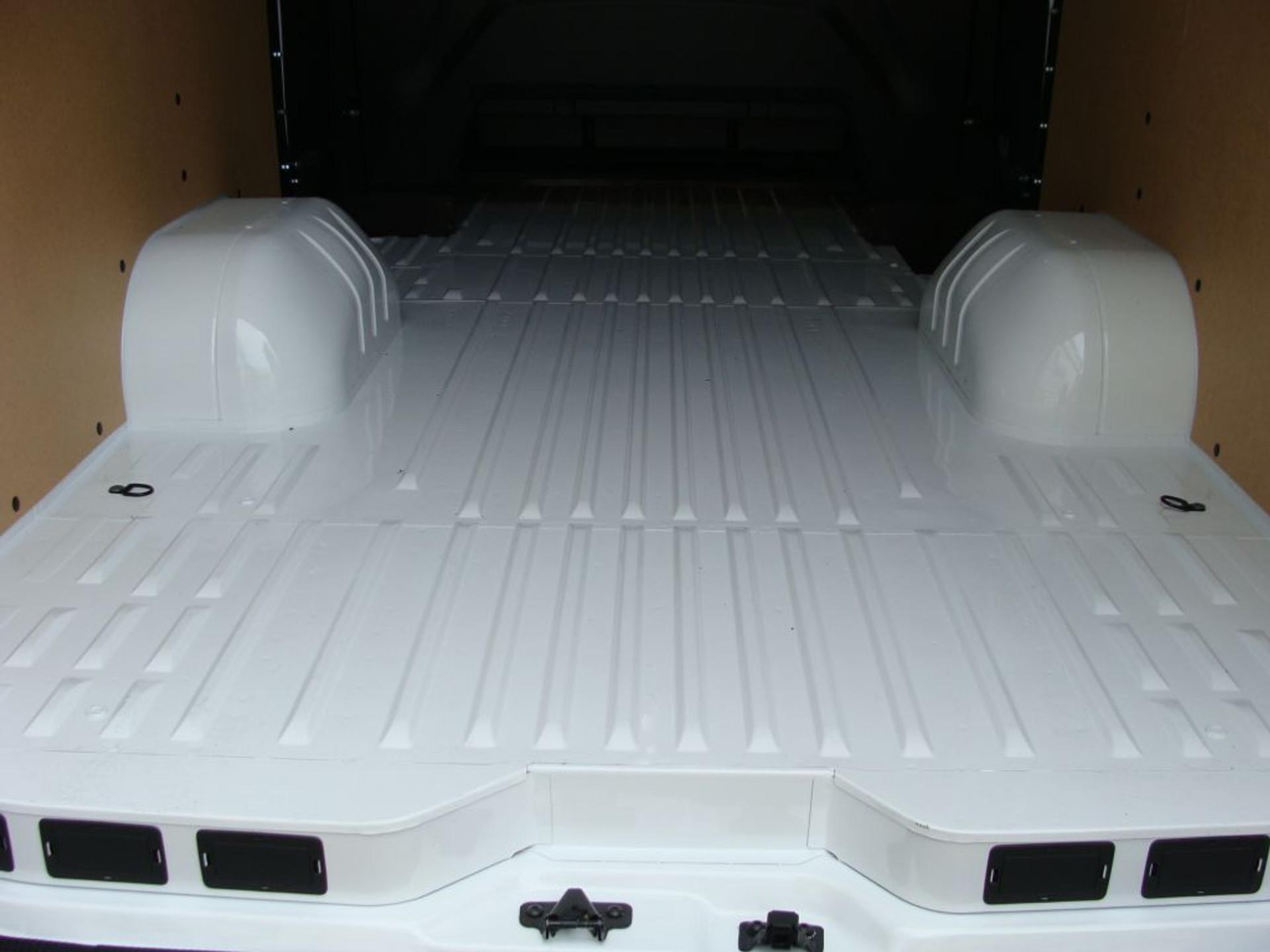 Foto 19 van Renault Master 145.35 EURO 6 L3H2 DL LUXE DUBBELE CABINE 6 PERSOONS - VSL-47-N - RED EDITION