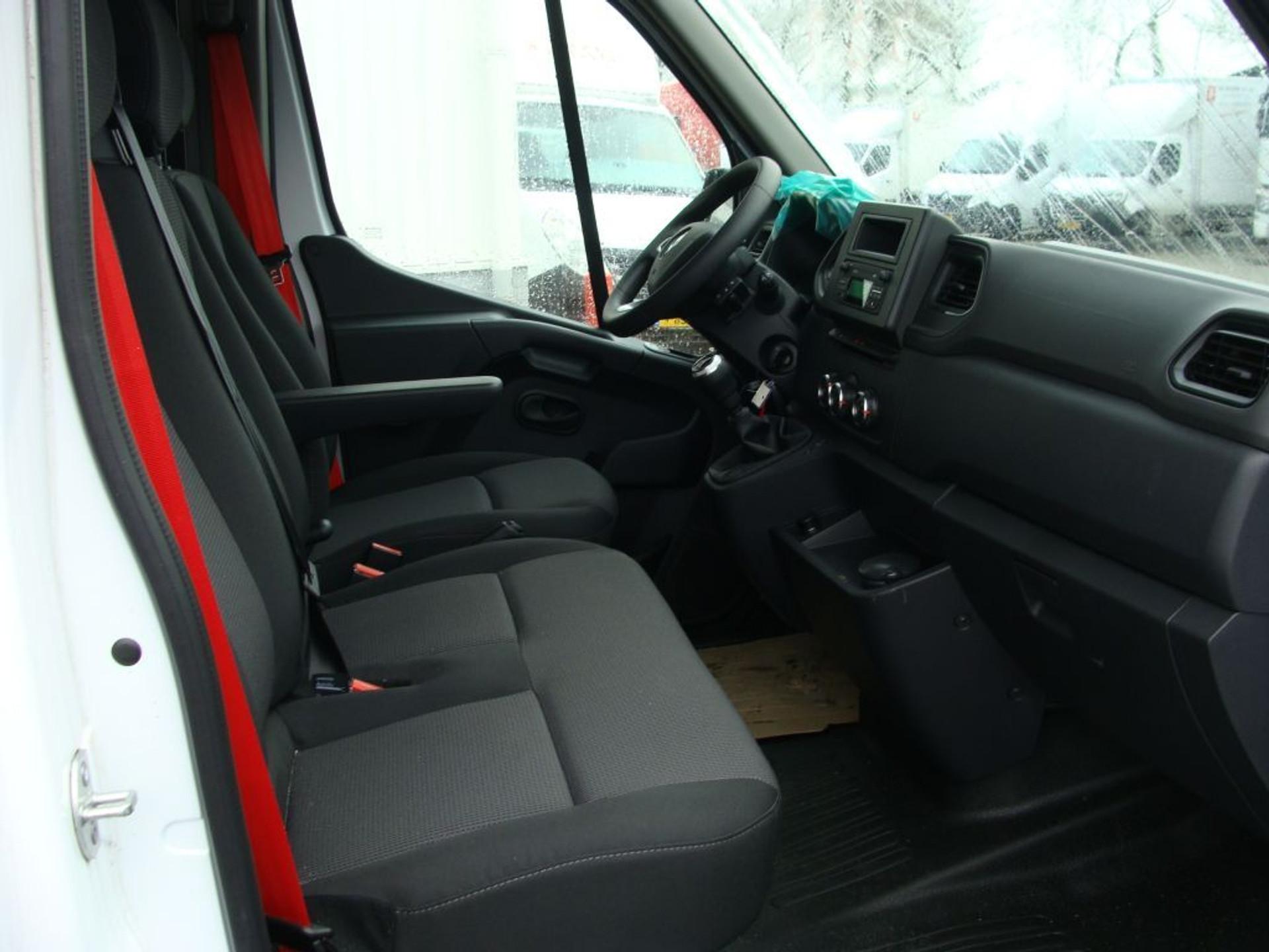 Foto 24 van Renault Master 145.35 EURO 6 L3H2 DL LUXE DUBBELE CABINE 6 PERSOONS - VSL-47-N - RED EDITION