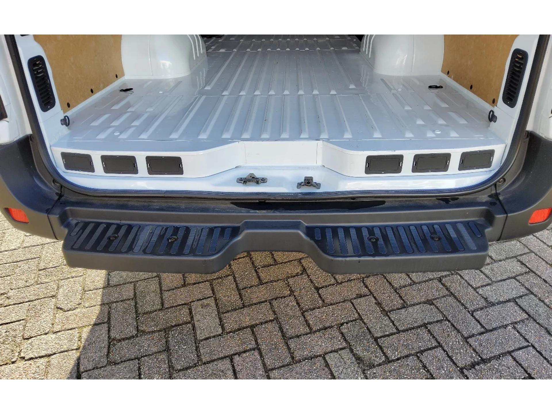 Foto 26 van Renault Master 145.35 EURO 6 L3H2 DL LUXE DUBBELE CABINE 6 PERSOONS - VSL-47-N - RED EDITION