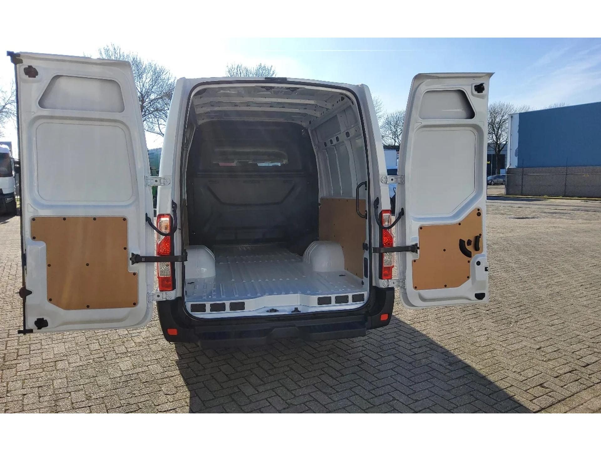 Foto 4 van Renault Master 145.35 EURO 6 L3H2 DL LUXE DUBBELE CABINE 6 PERSOONS - VSL-47-N - RED EDITION