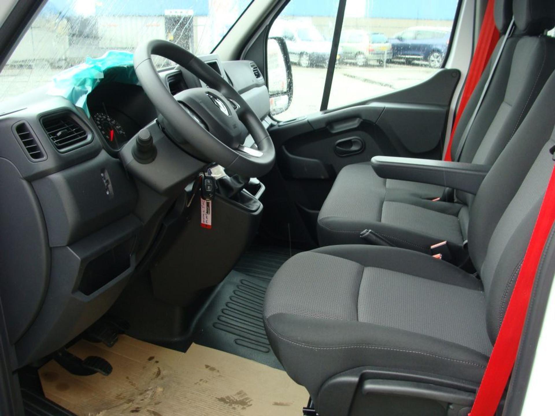 Foto 9 van Renault Master 145.35 EURO 6 L3H2 DL LUXE DUBBELE CABINE 6 PERSOONS - VSL-47-N - RED EDITION