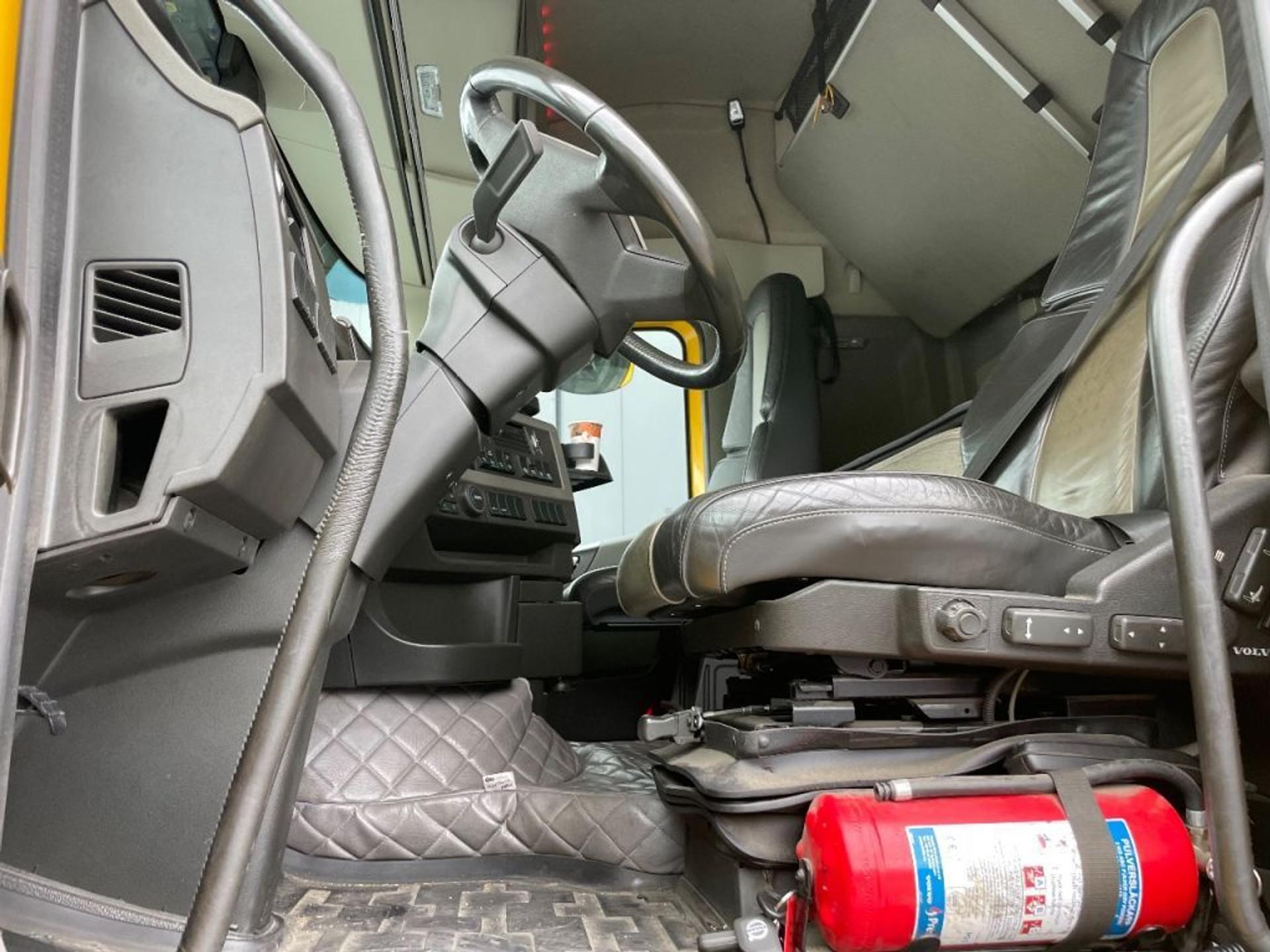 Foto 11 van Volvo FH 13.460 GLOBETROTTER, DOUBLE BOOGIE, LEATHER, 618.000KM