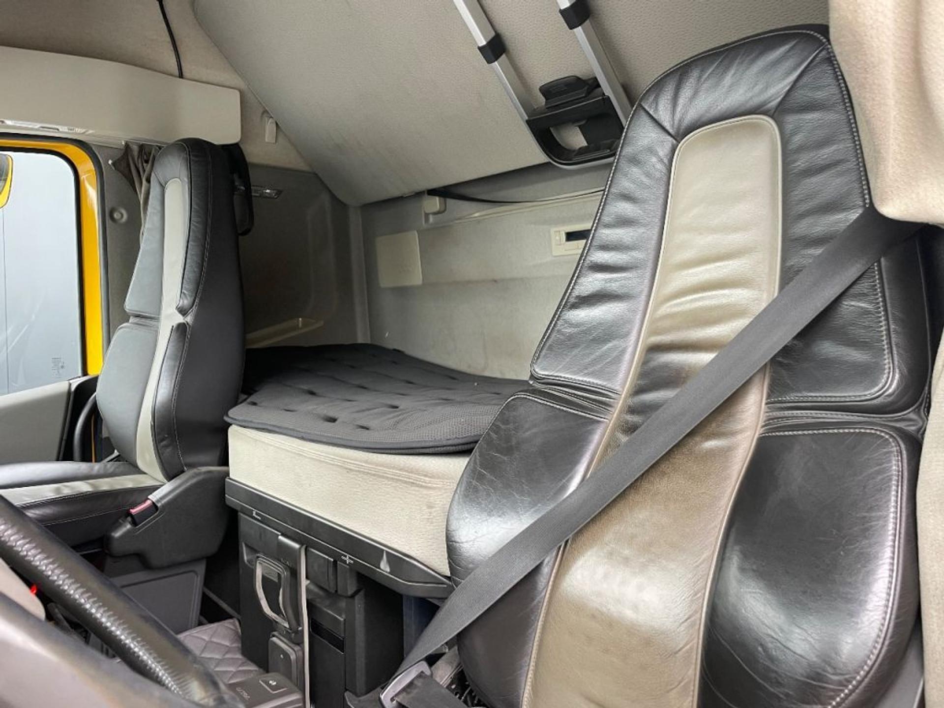 Foto 12 van Volvo FH 13.460 GLOBETROTTER, DOUBLE BOOGIE, LEATHER, 618.000KM
