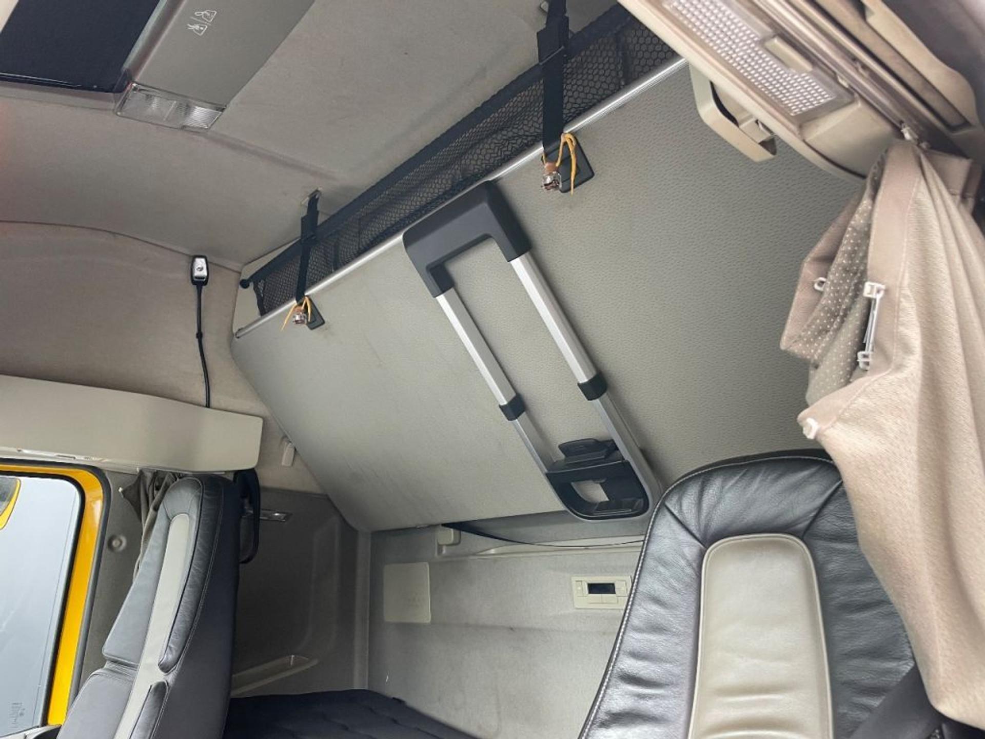 Foto 13 van Volvo FH 13.460 GLOBETROTTER, DOUBLE BOOGIE, LEATHER, 618.000KM