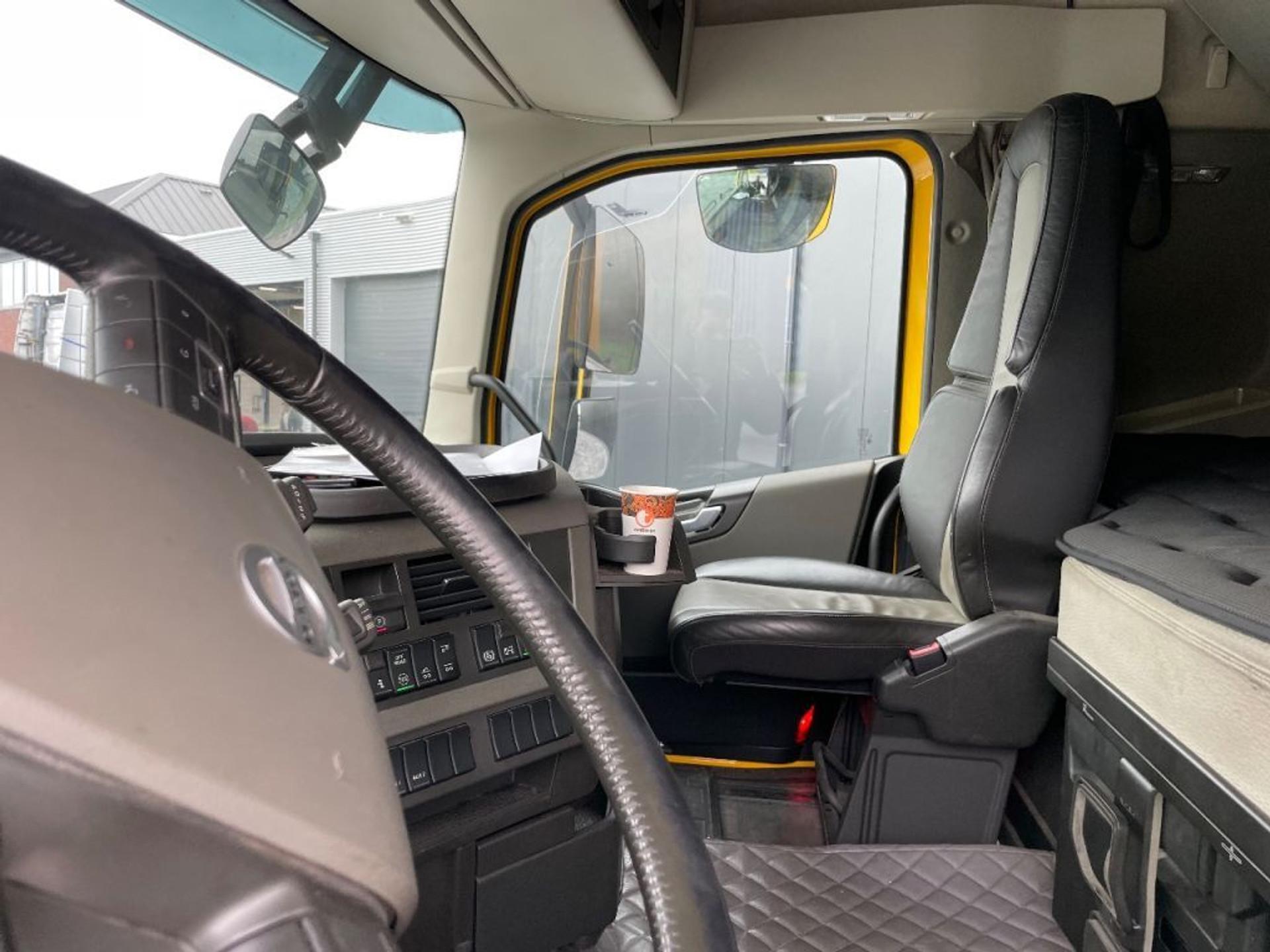 Foto 15 van Volvo FH 13.460 GLOBETROTTER, DOUBLE BOOGIE, LEATHER, 618.000KM