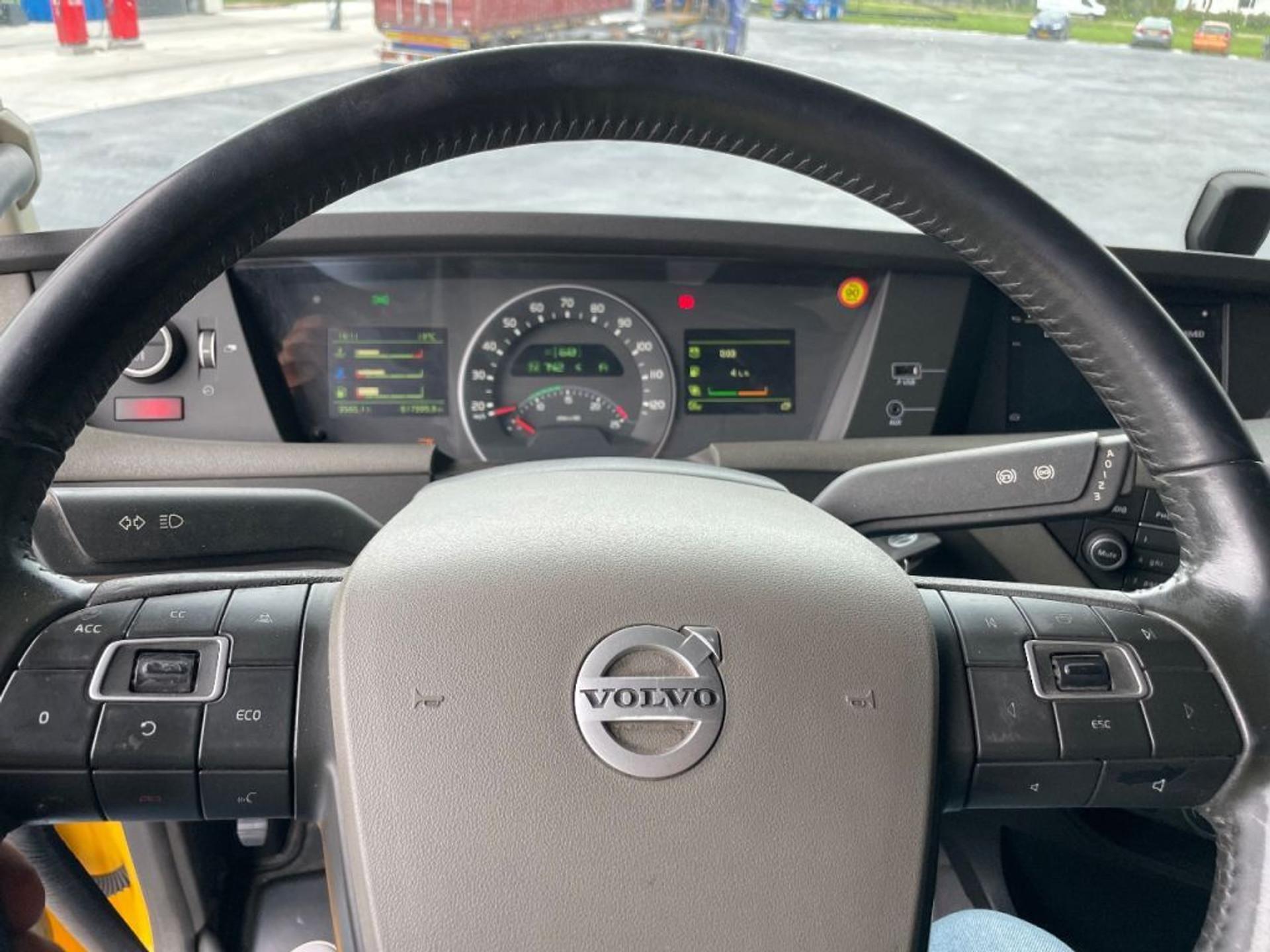 Foto 17 van Volvo FH 13.460 GLOBETROTTER, DOUBLE BOOGIE, LEATHER, 618.000KM