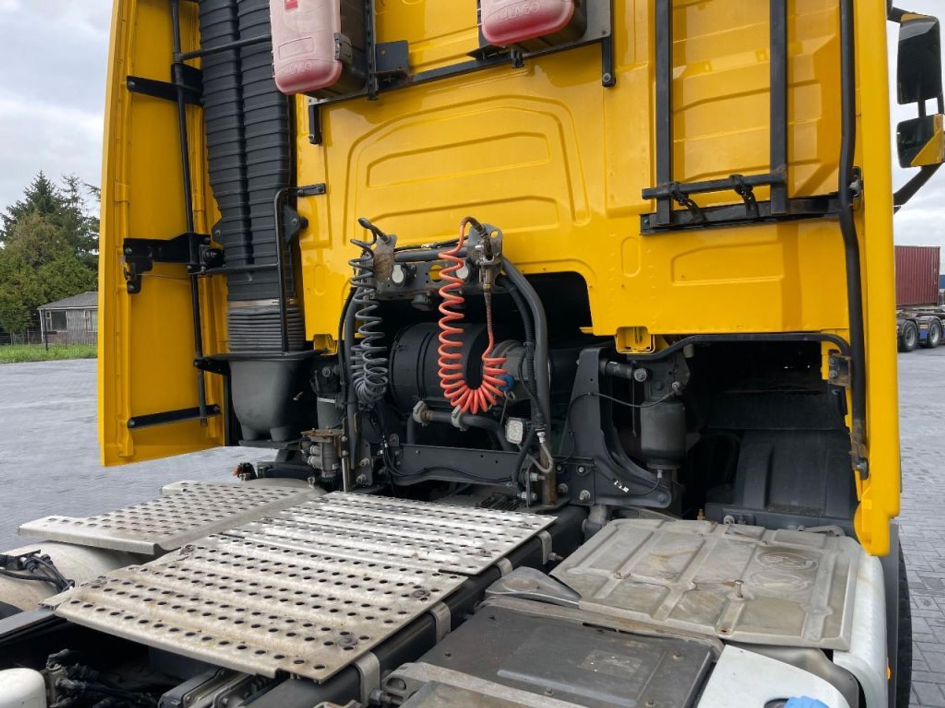 Foto 8 van Volvo FH 13.460 GLOBETROTTER, DOUBLE BOOGIE, LEATHER, 618.000KM
