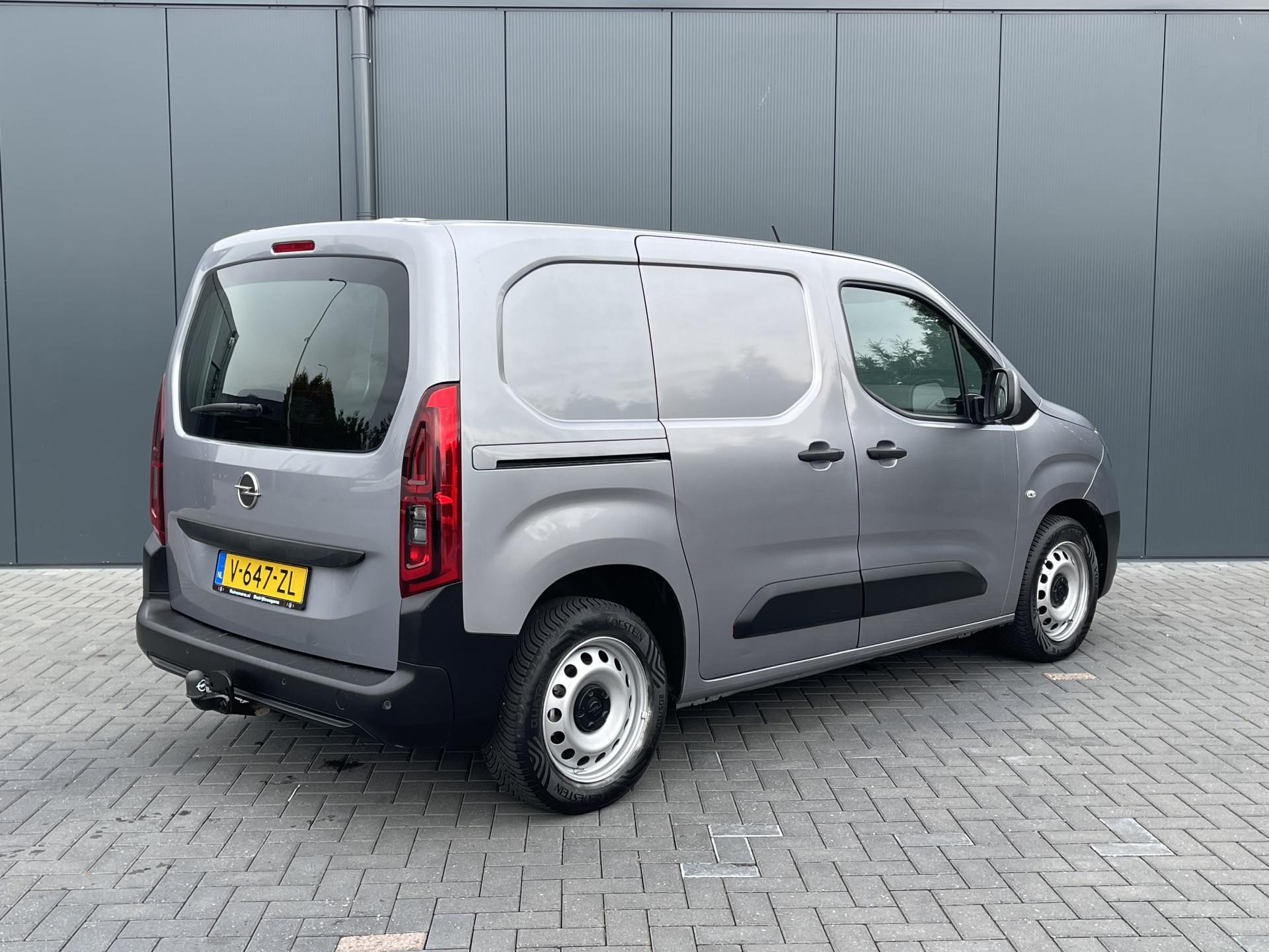 Foto 2 van Opel 1.6D 100 PK / L1H1 / AIRCO / CRUISE / TREKHAAK / ACHTERKLEP / INRICHTING / NAVI