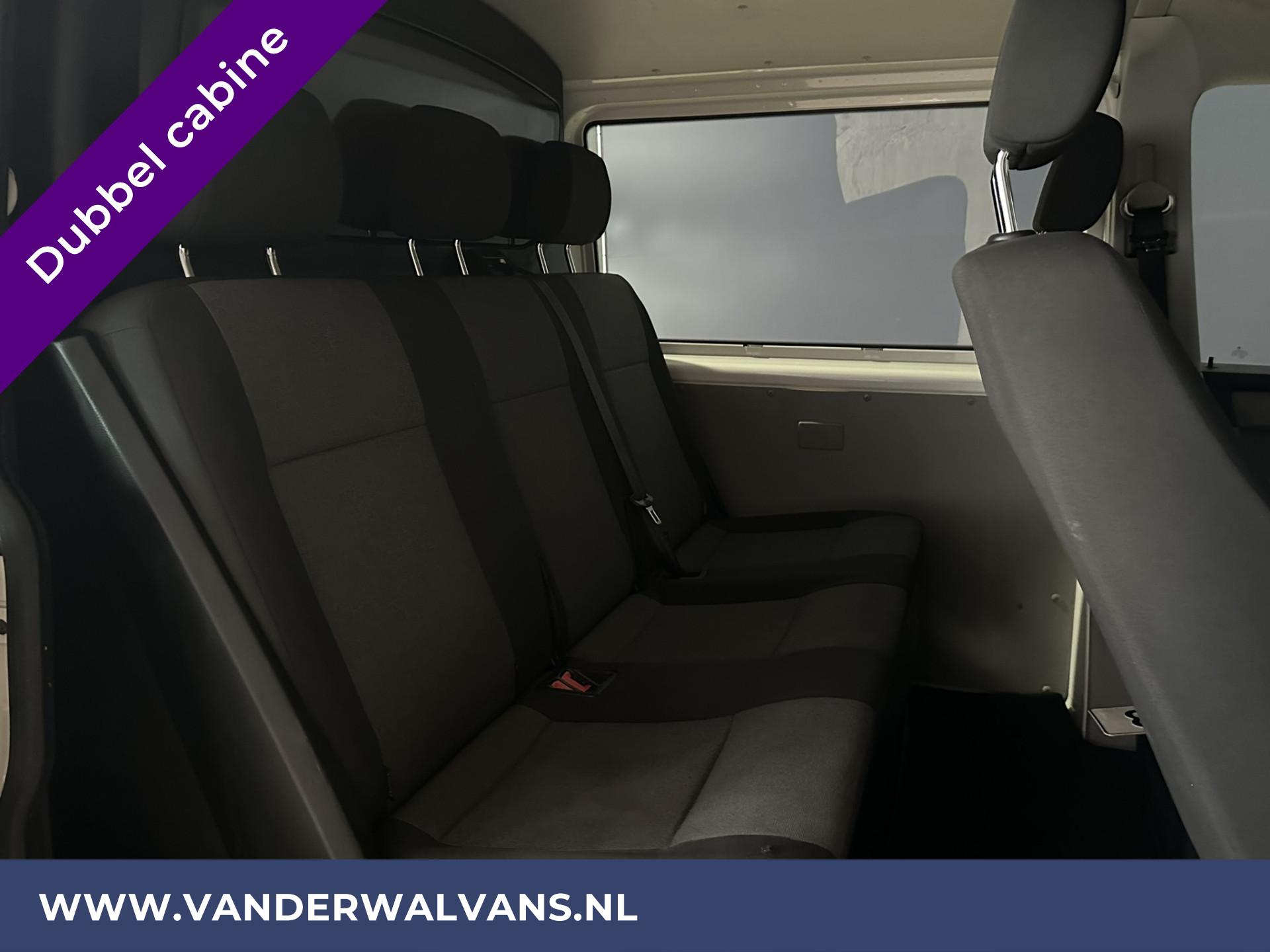 Foto 4 van Volkswagen 2.0 TDI 150pk L2H1 Dubbele cabine Euro6 Airco | 5 Zits | 2500kg Trekhaak | Navigatie